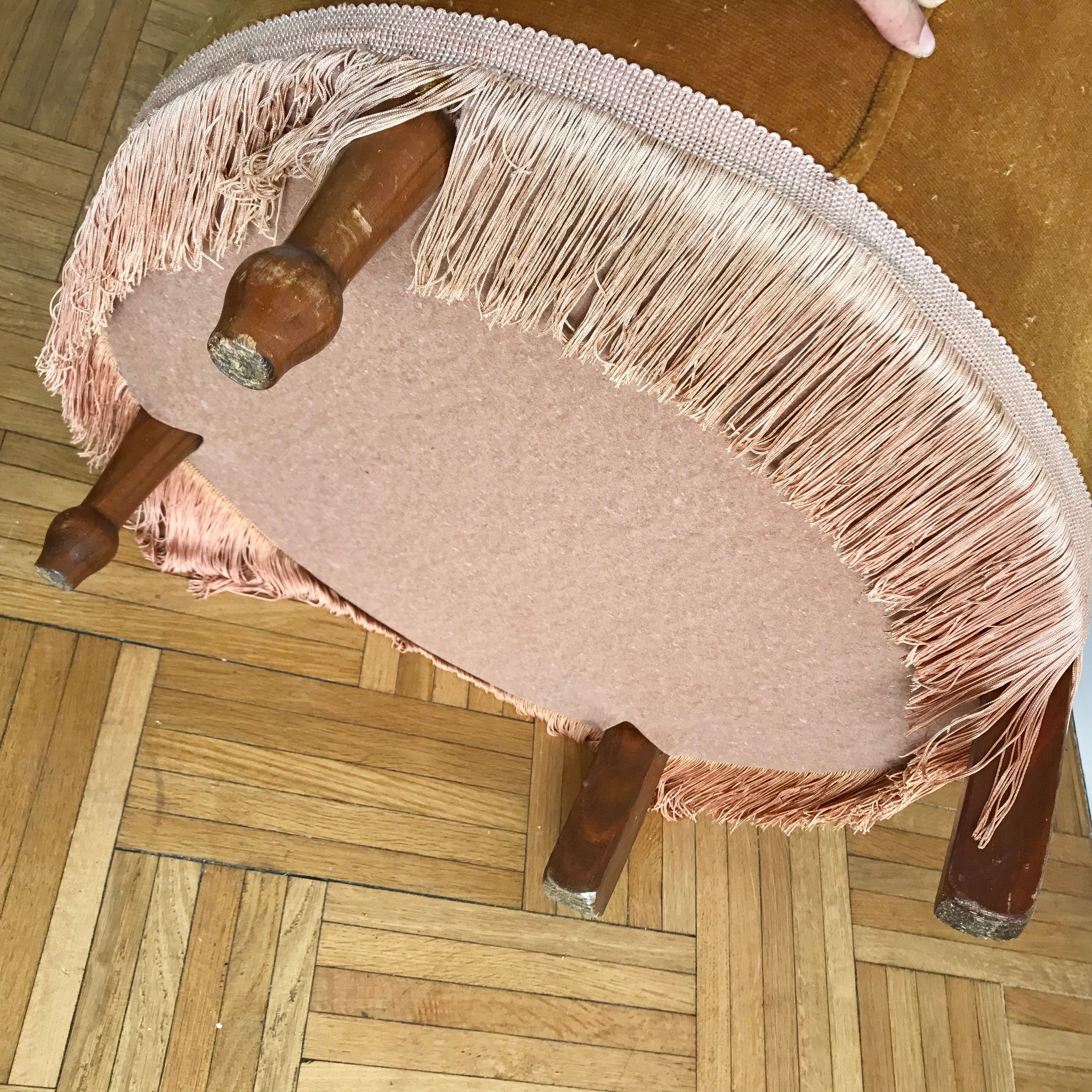 Fauteuil crapaud capitonné en velours jaune