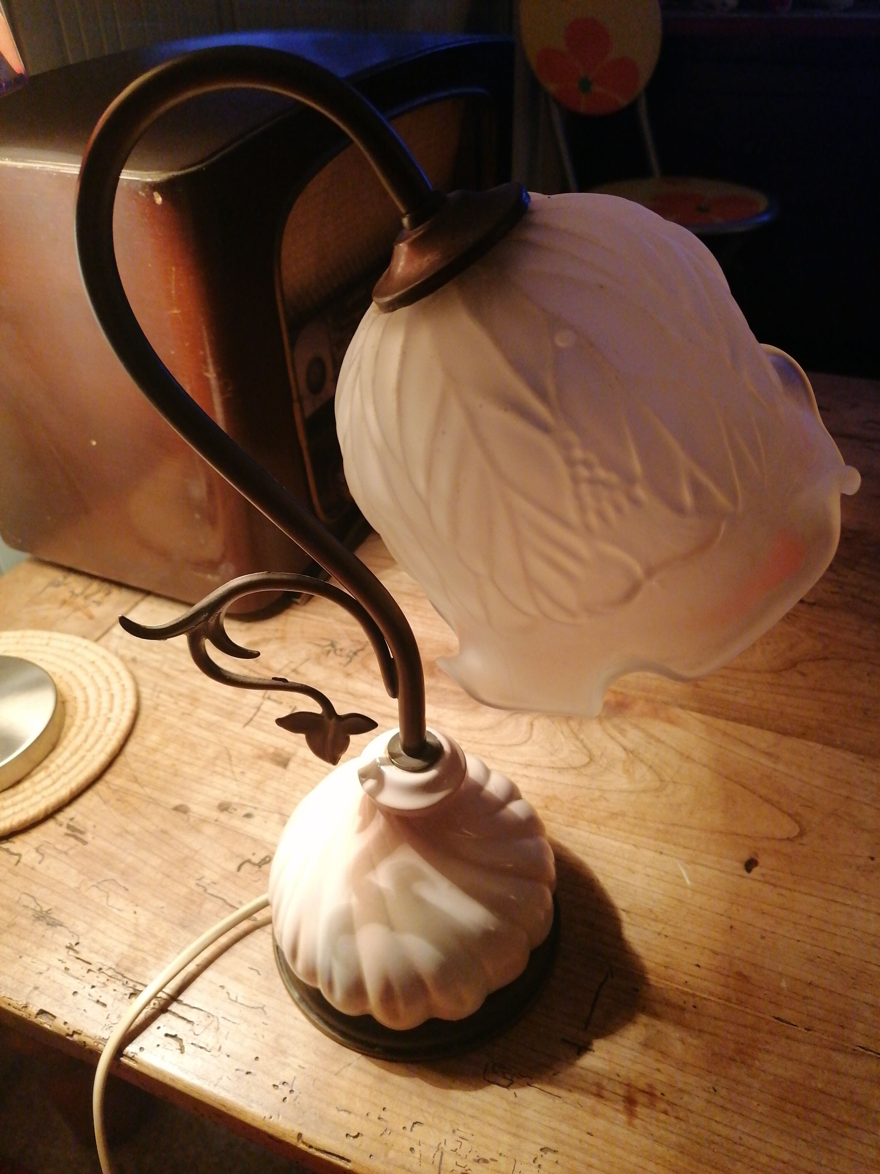 Retro lamp in brass and pink ceramic