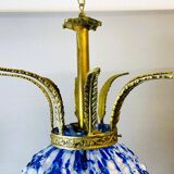 Lustre géant en verre d'art bleu avec couronne en bronze