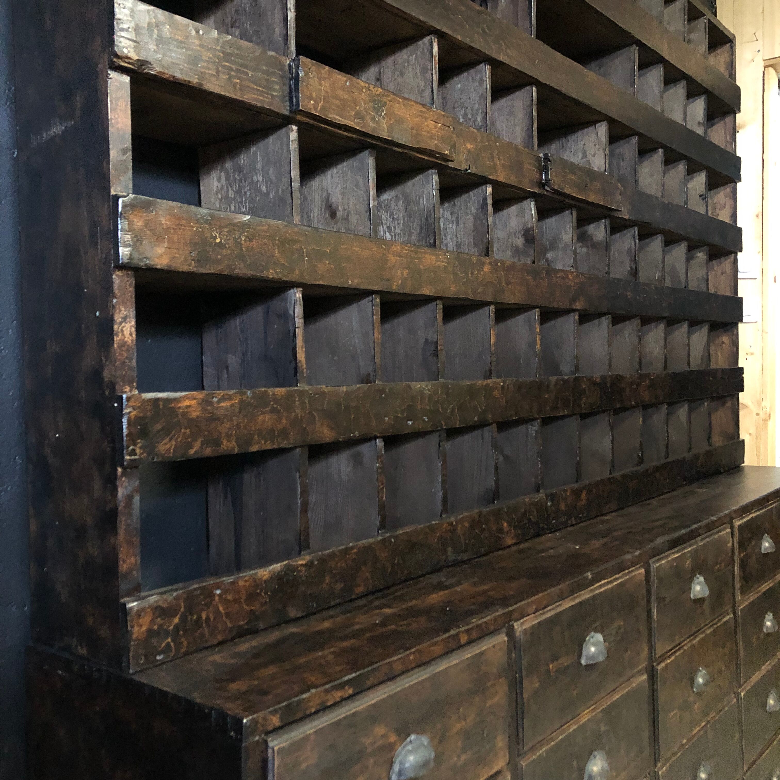 Meuble de métier à tiroirs et casiers