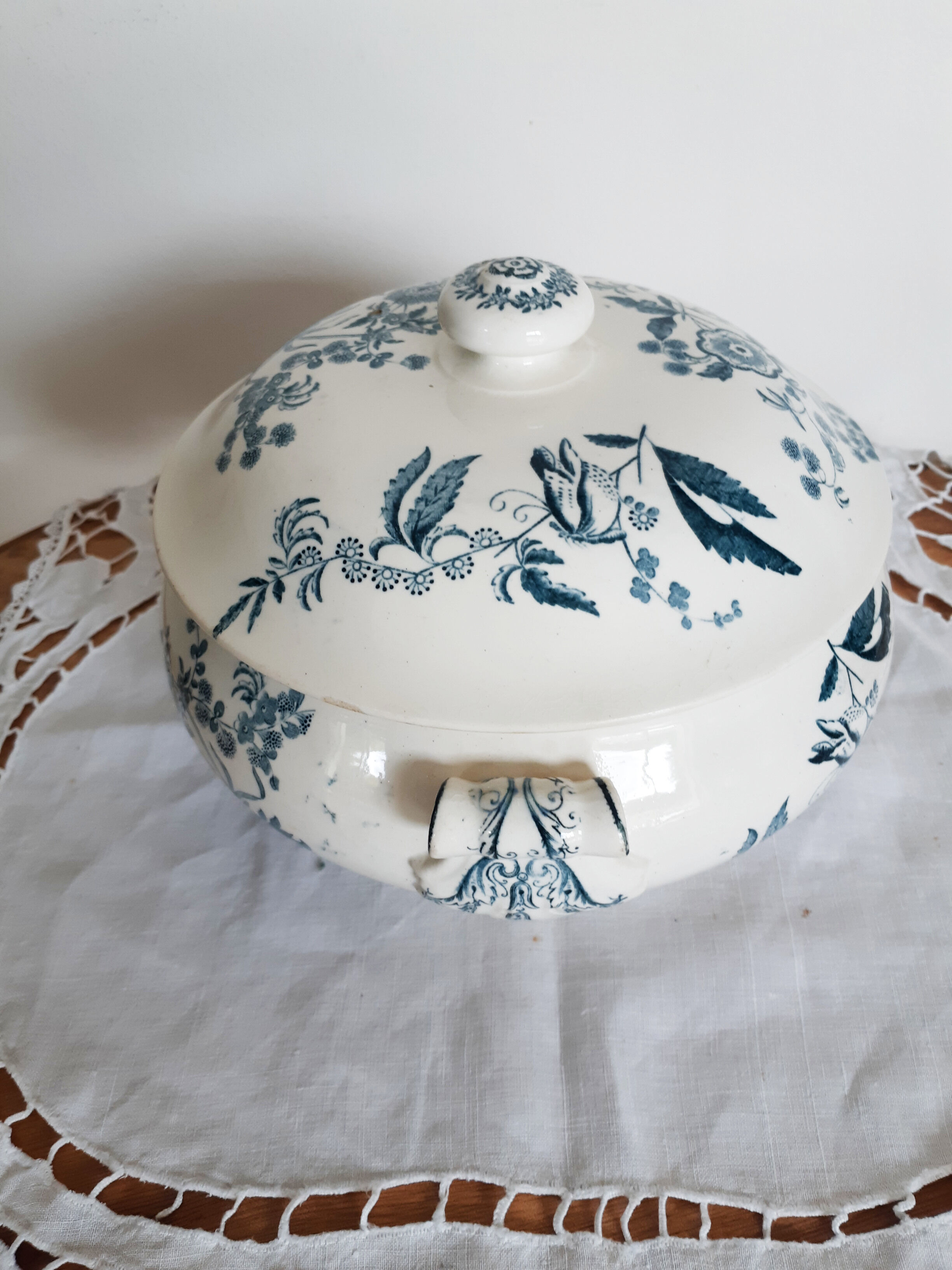 Soupière antique en faïence de Longwy , modèle Ycho  , terre de fer
