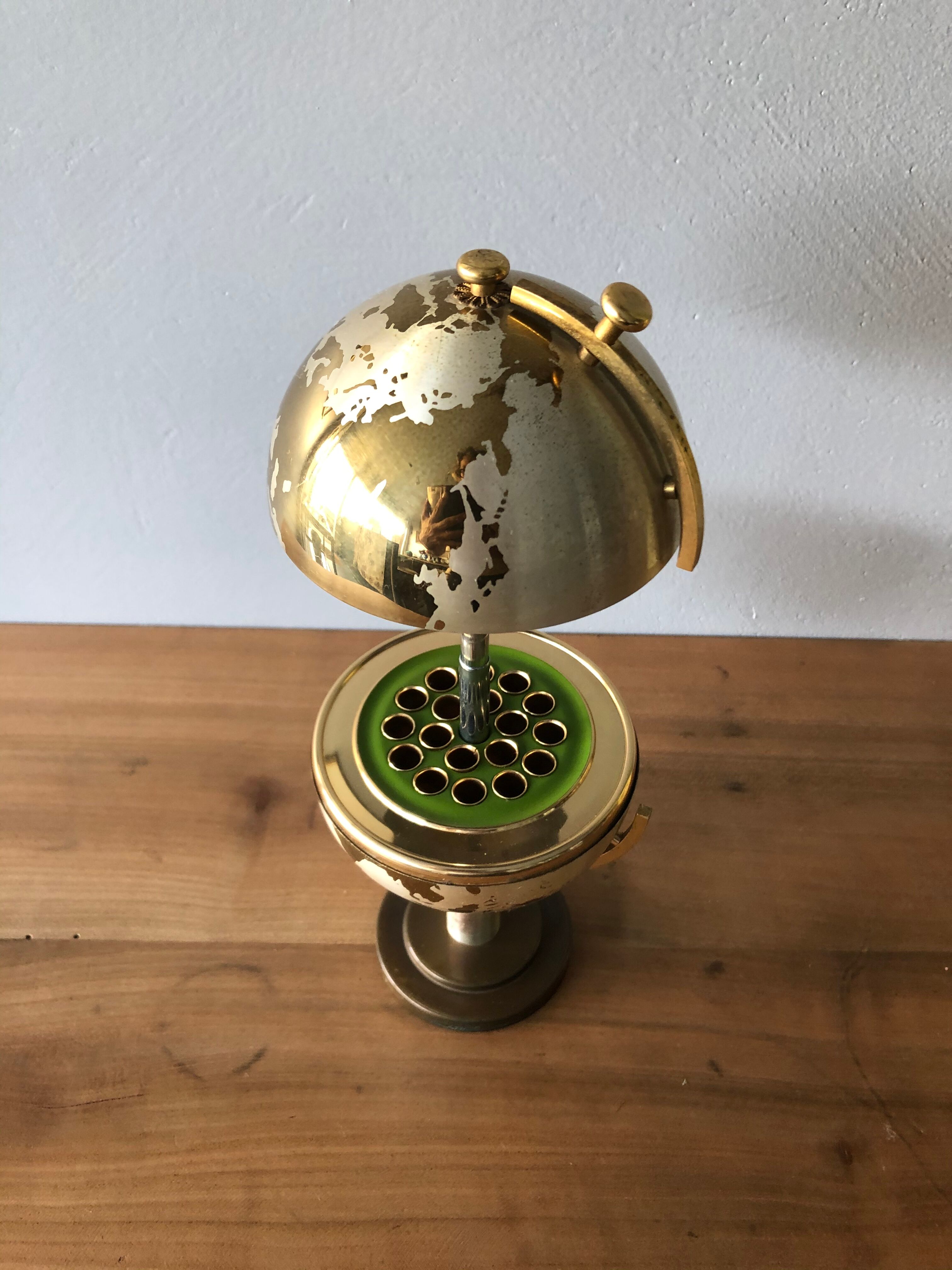 World mappe, globe cigarette distributor