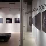 Large banc ottoman Carla Sozzani à Milan velour de mohair 1990