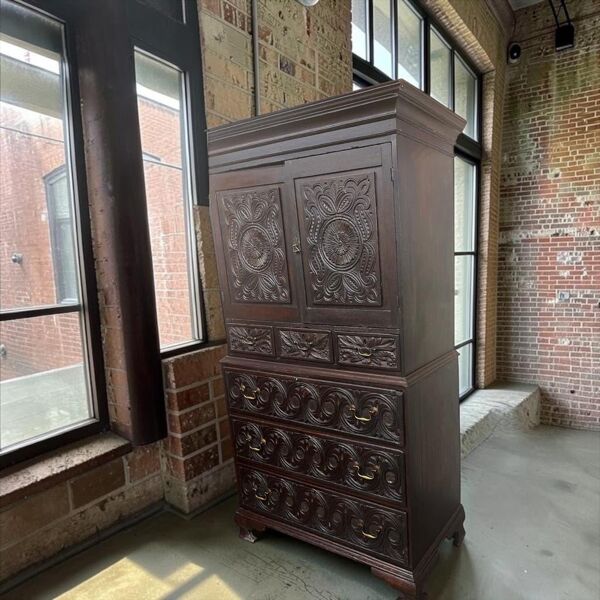 Armoire ancienne haute en bois sombre sculpté / armoire bohème