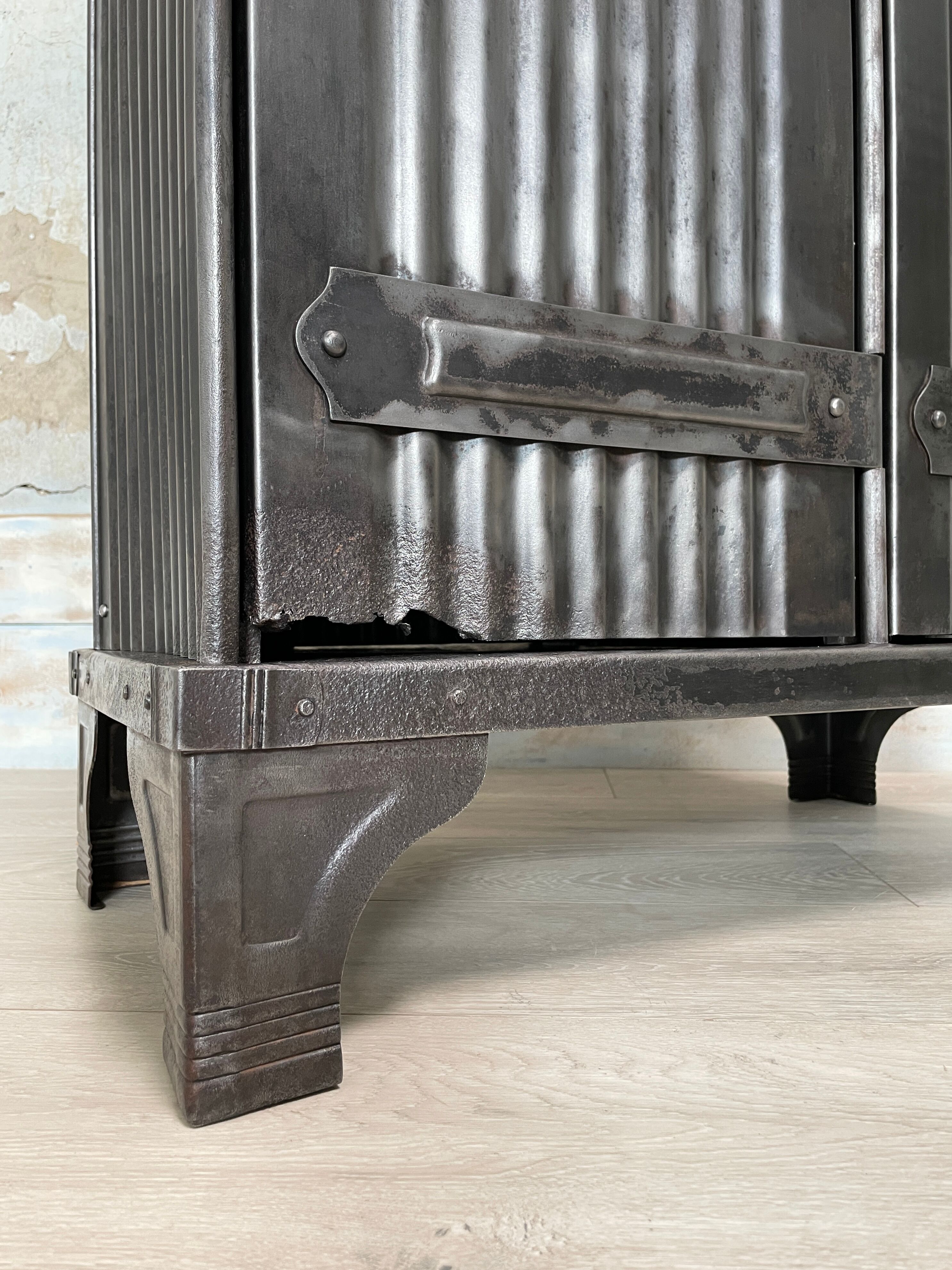 Strafor double-door corrugated iron cloakroom, circa 1920.
