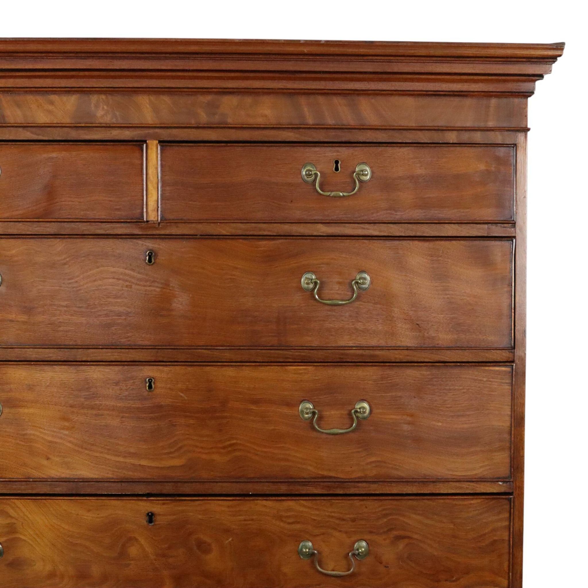 Antique mahogany commode, George III style, 19th century.