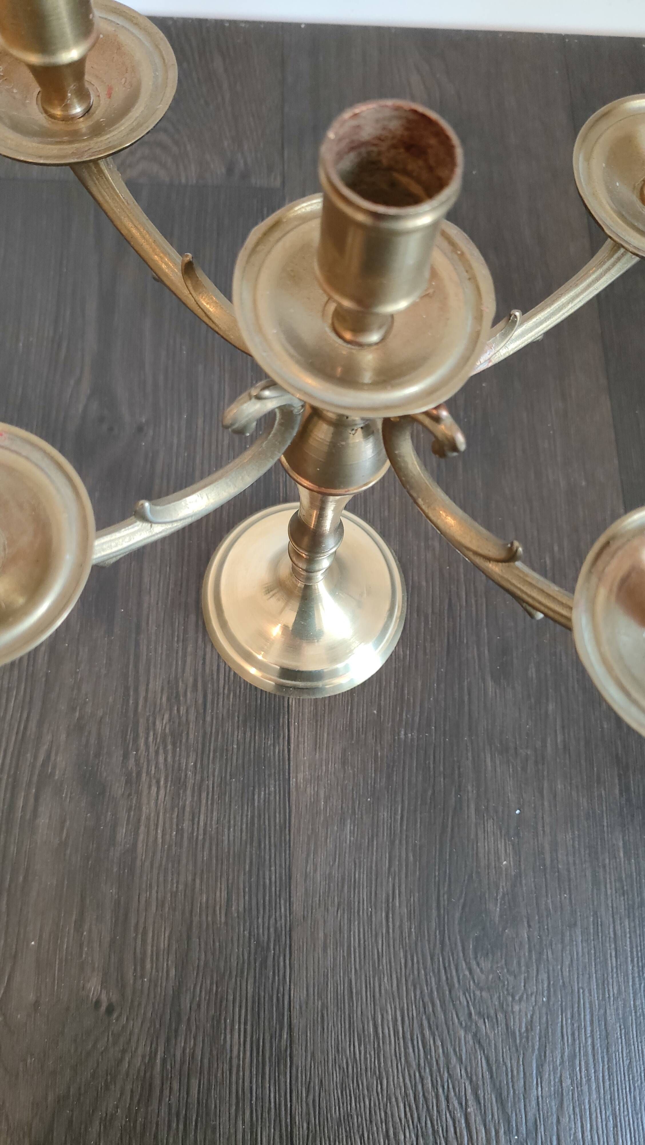 Brass candelabrum with 5 lights, scroll arms – Louis XV style – vintage decor