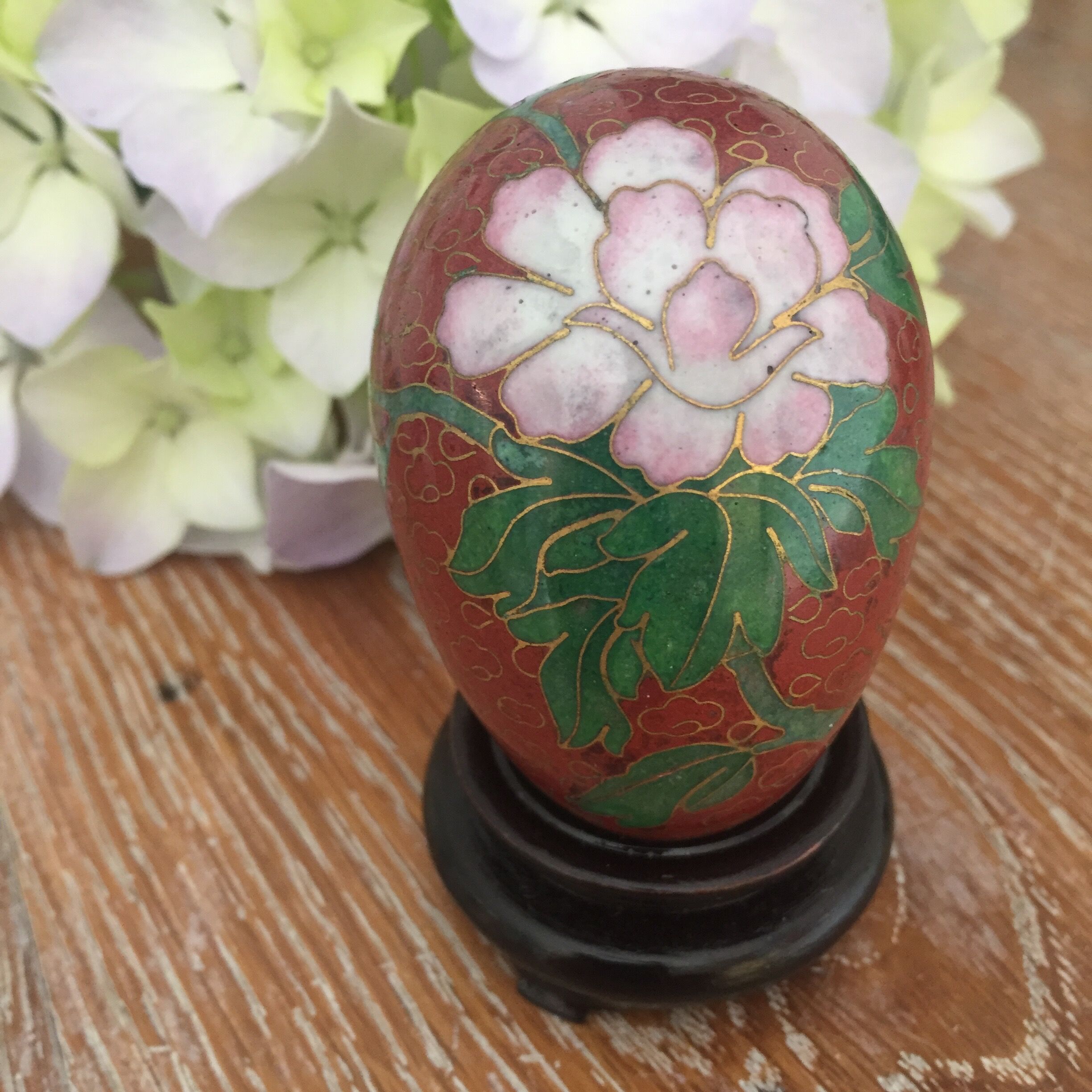 Batch of decorative partitioned eggs