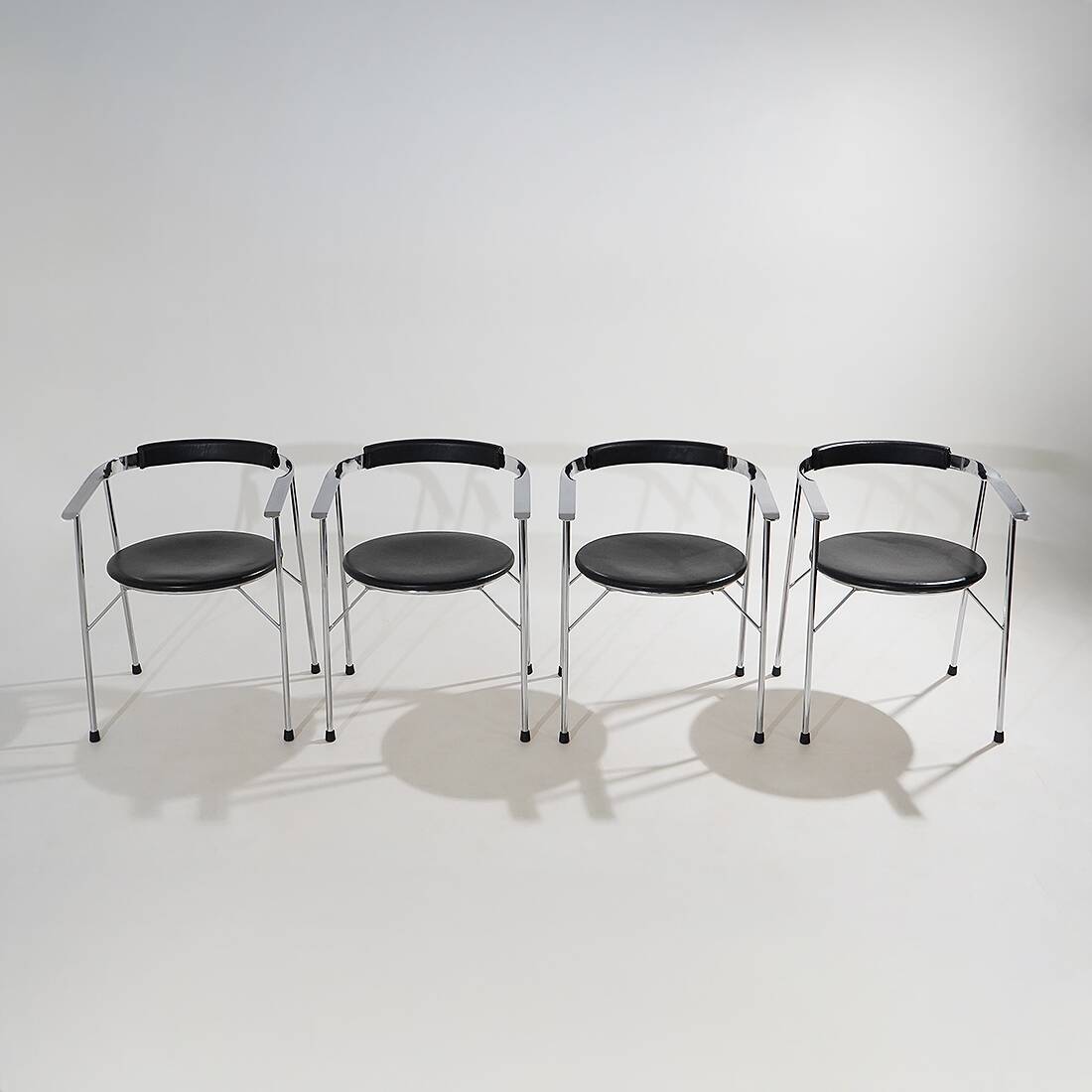 4 chaises en métal chromé et cuir noir, années 1980