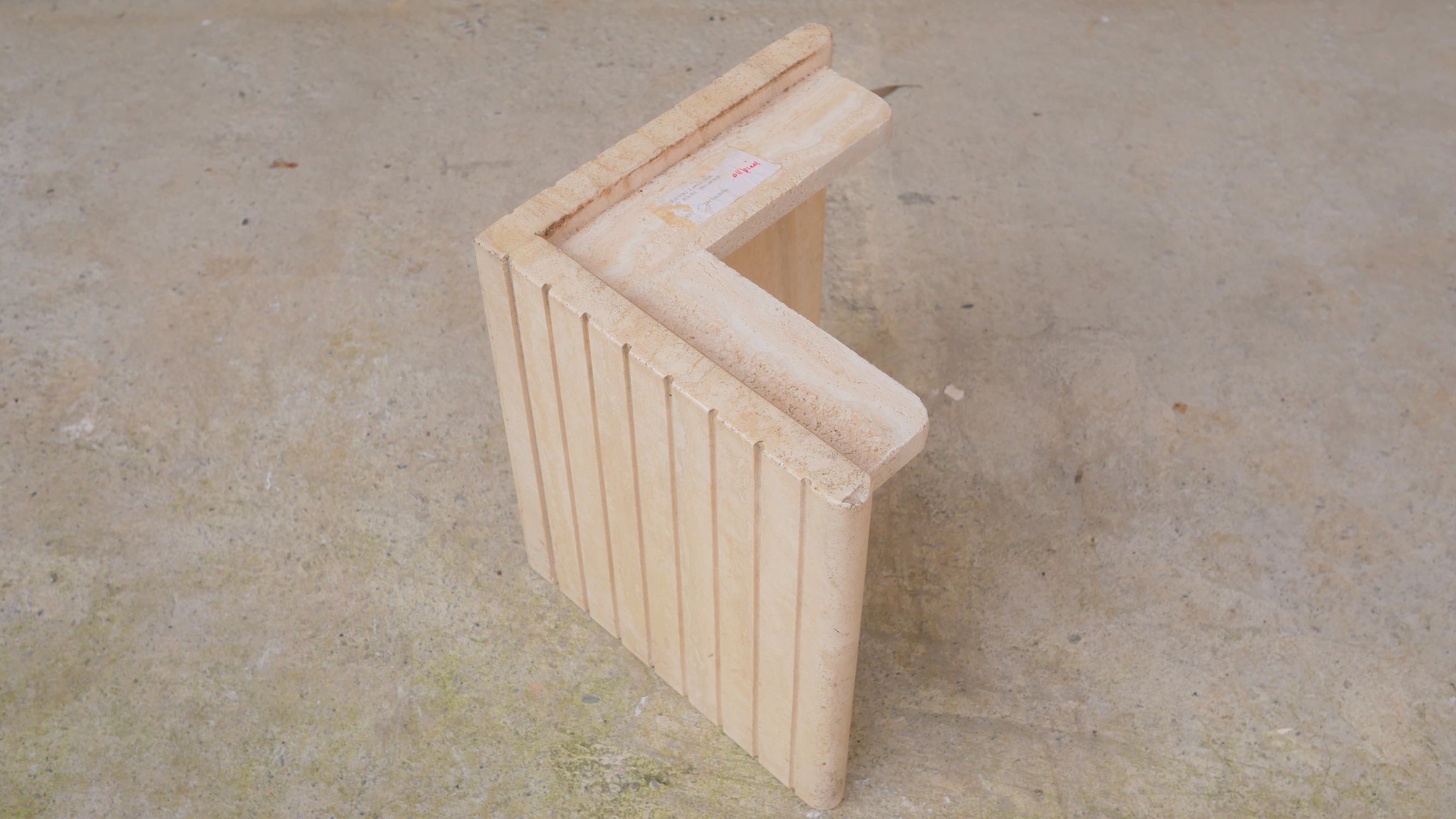 Table basse vintage en travertin par les éditions Roche Bobois