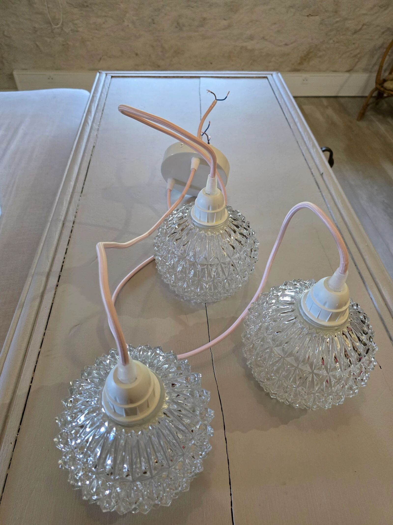 Suspension cascade three globes in cut glass vintage and pink wire