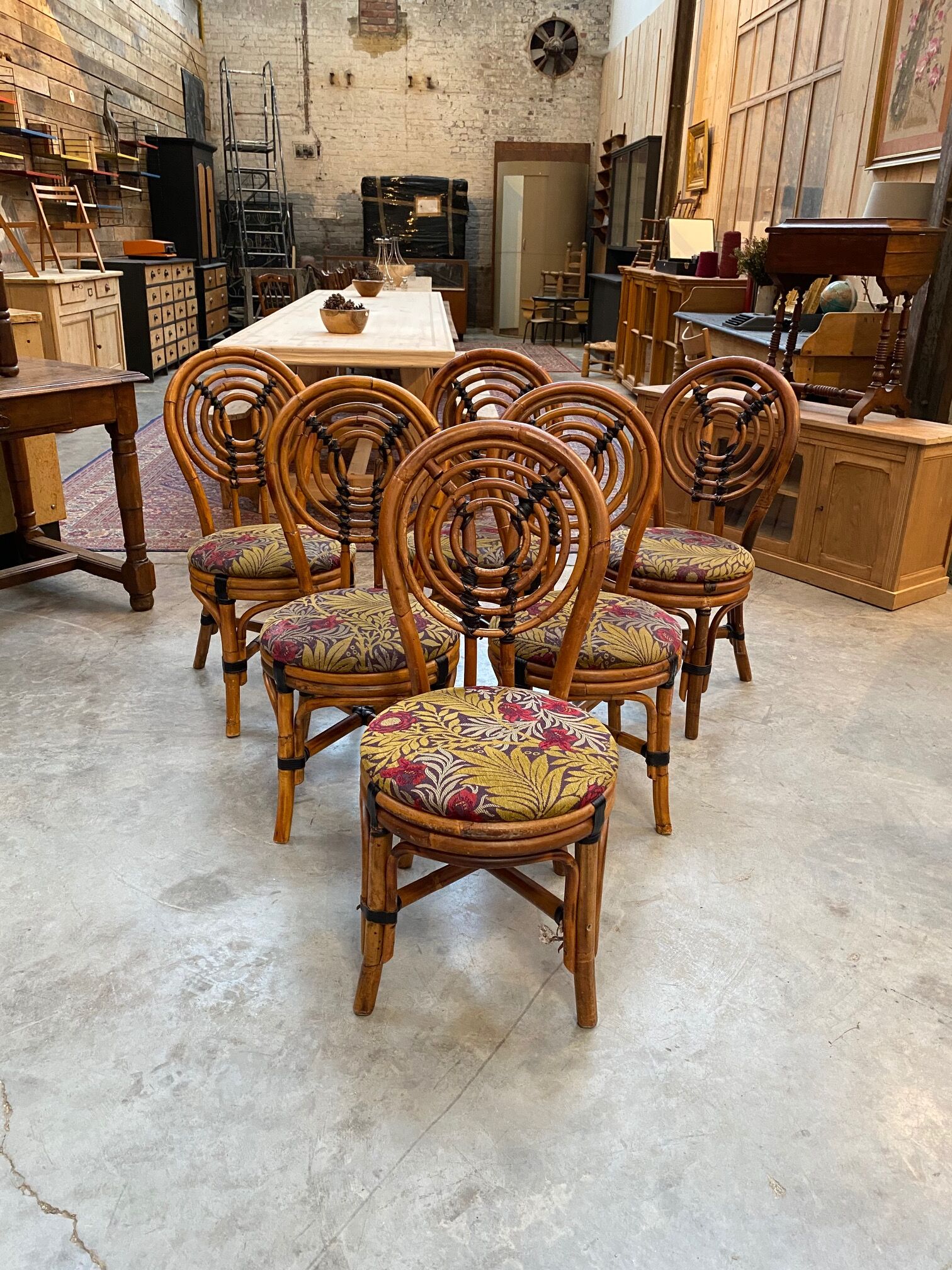 Suite de 12 chaises vintages