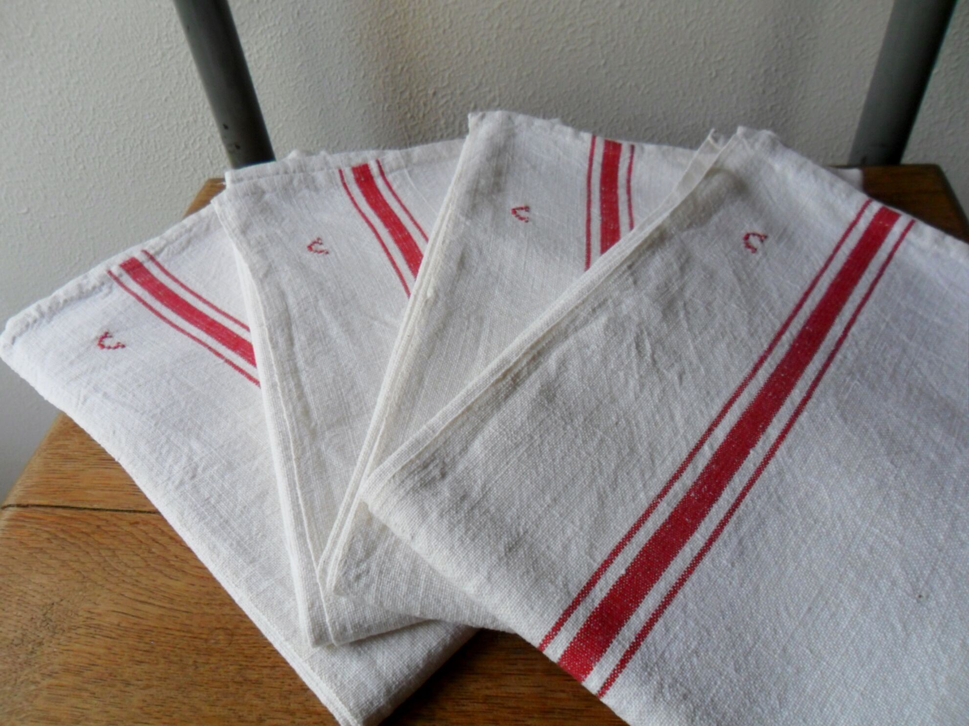 Set of 4 old embroidered tea towels in linen, monogrammed c