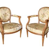 Paire de fauteuils cabriolets Louis XVI en soie