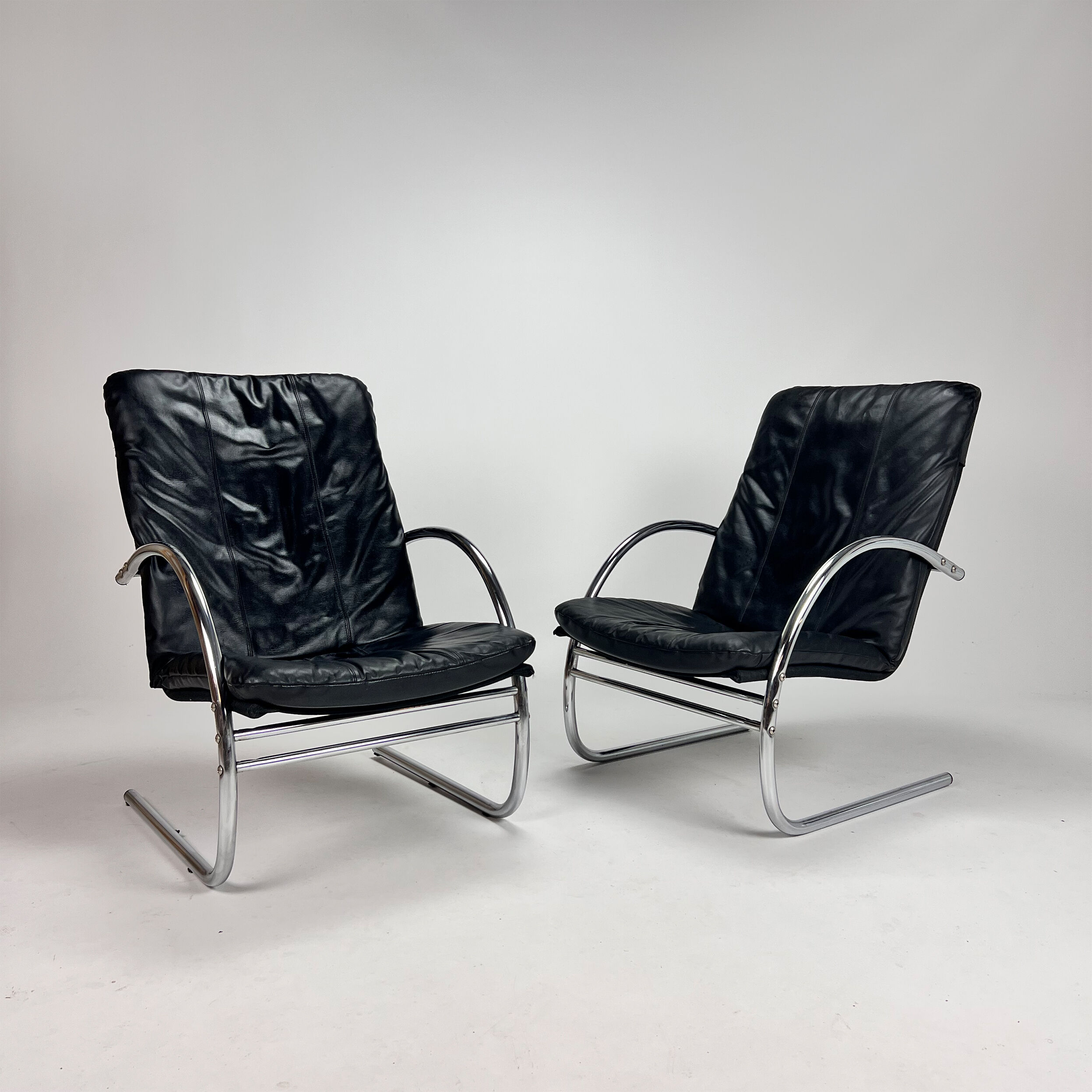 Set of 2 postmodern leather lounge chairs, 1980s