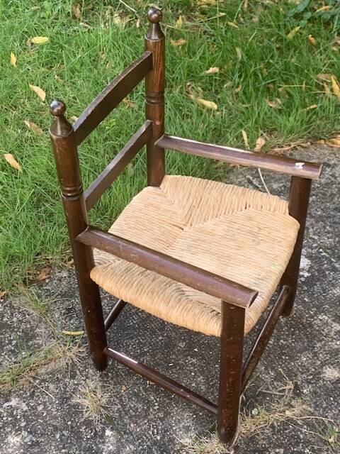 Small wooden and vintage straw children's chair Varnished wood and woven straw