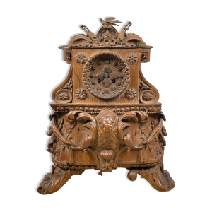Pendule sculptée en bois de chêne