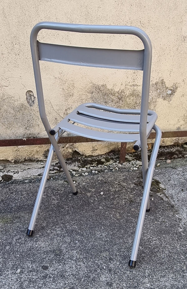 Table tolix, design indus, et ses 3 chaises pliantes, dessinés par xavier pauchard