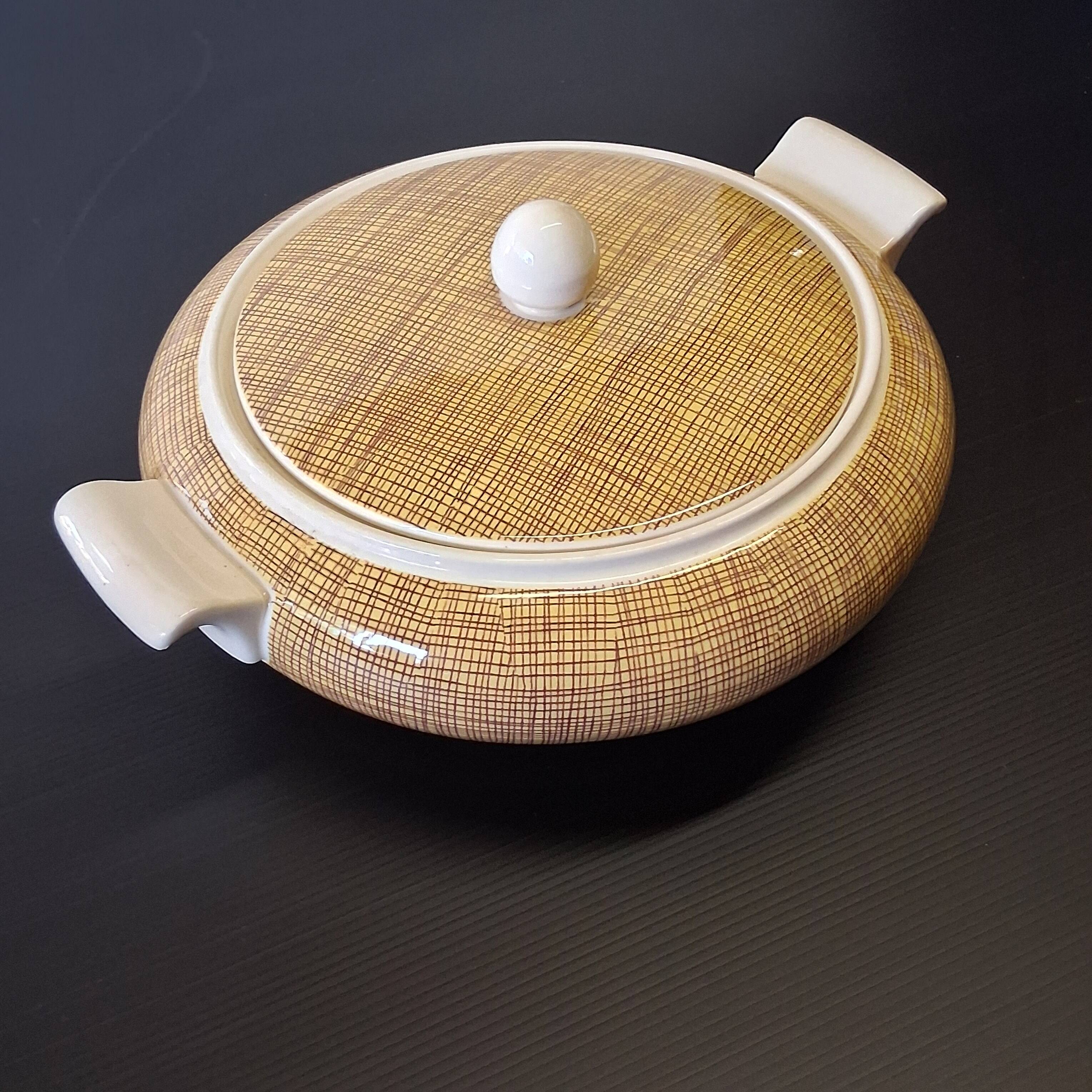 Very beautiful old soup tureen from Villeroy & Boch in very good condition.