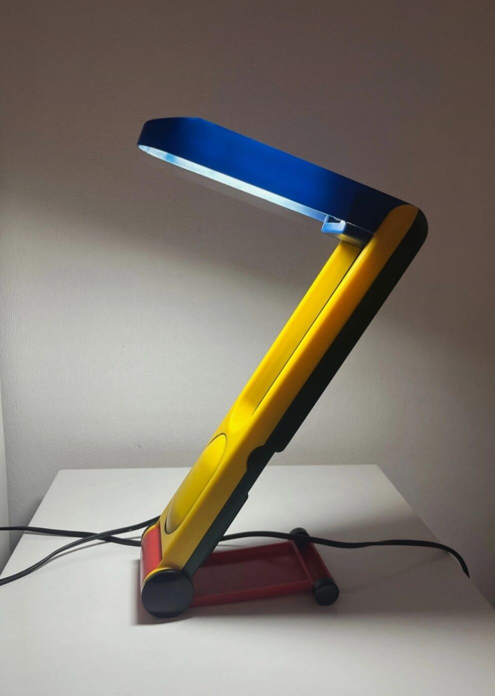Zigzag lamp in Benetton style Memphis