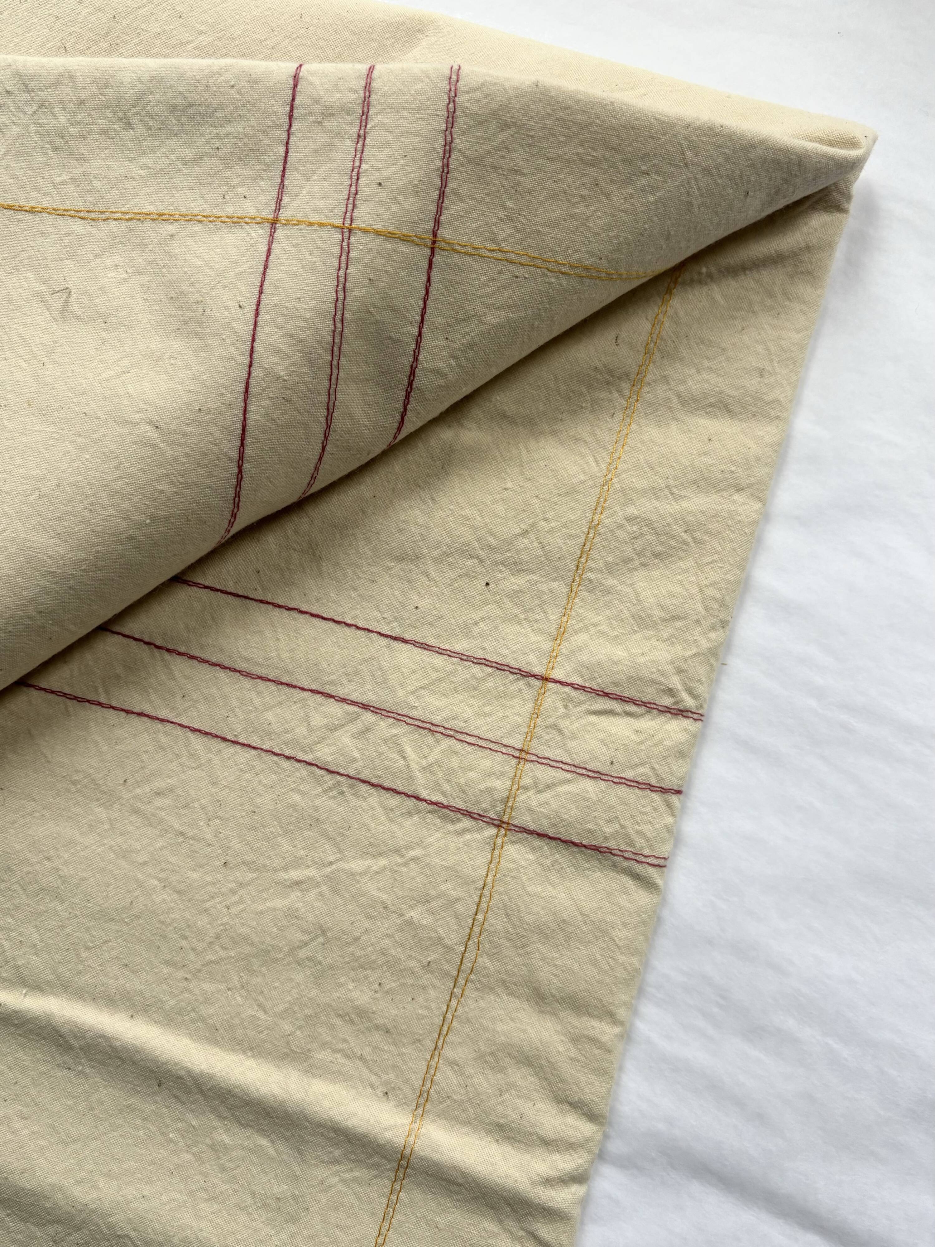 Nappe, écru, surpiqûres rose/jaune