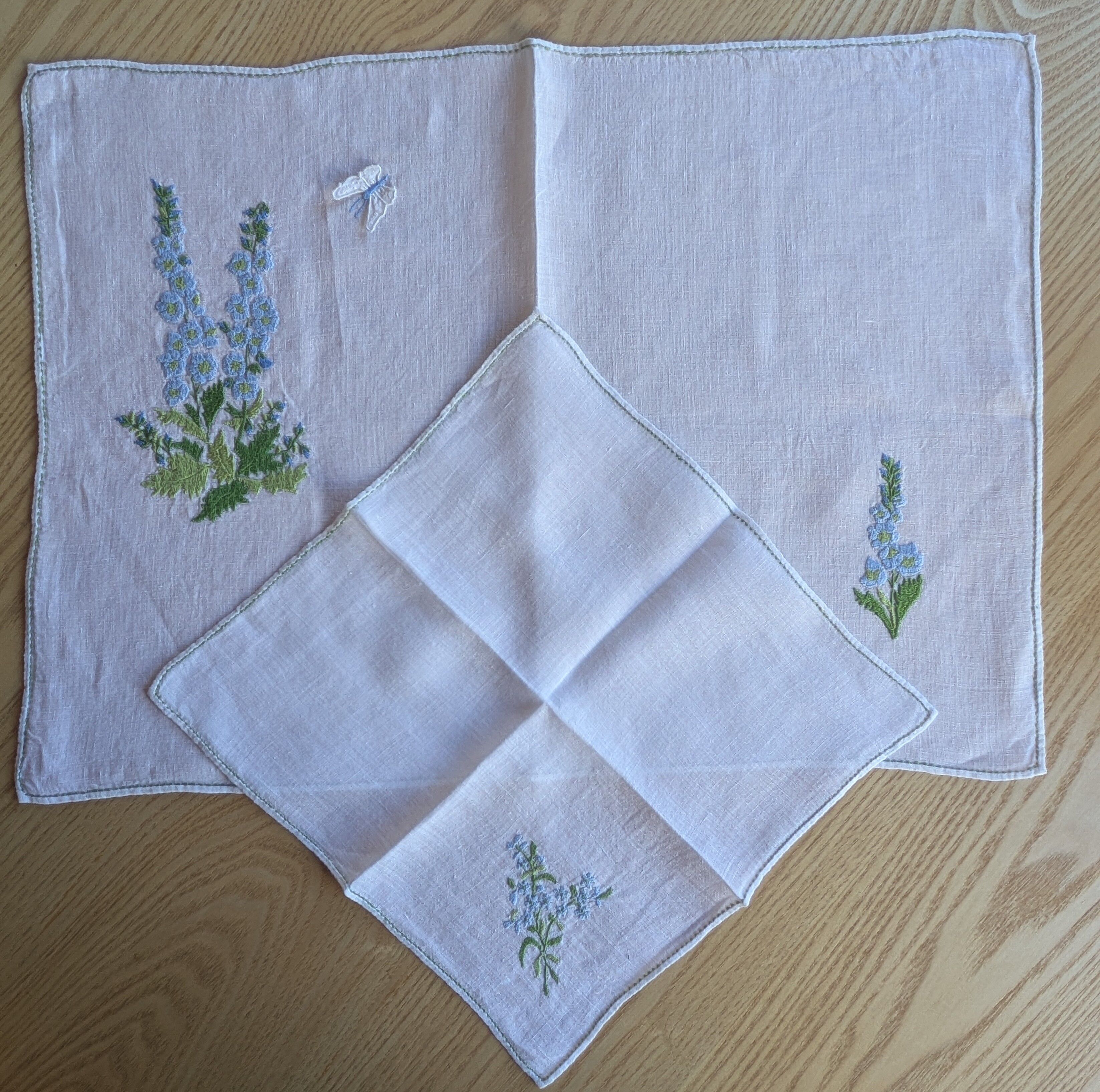 Duo de table brodé main en voile de lin – Delphiniums & Papillon