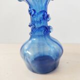 Vase en verre bleu soufflé