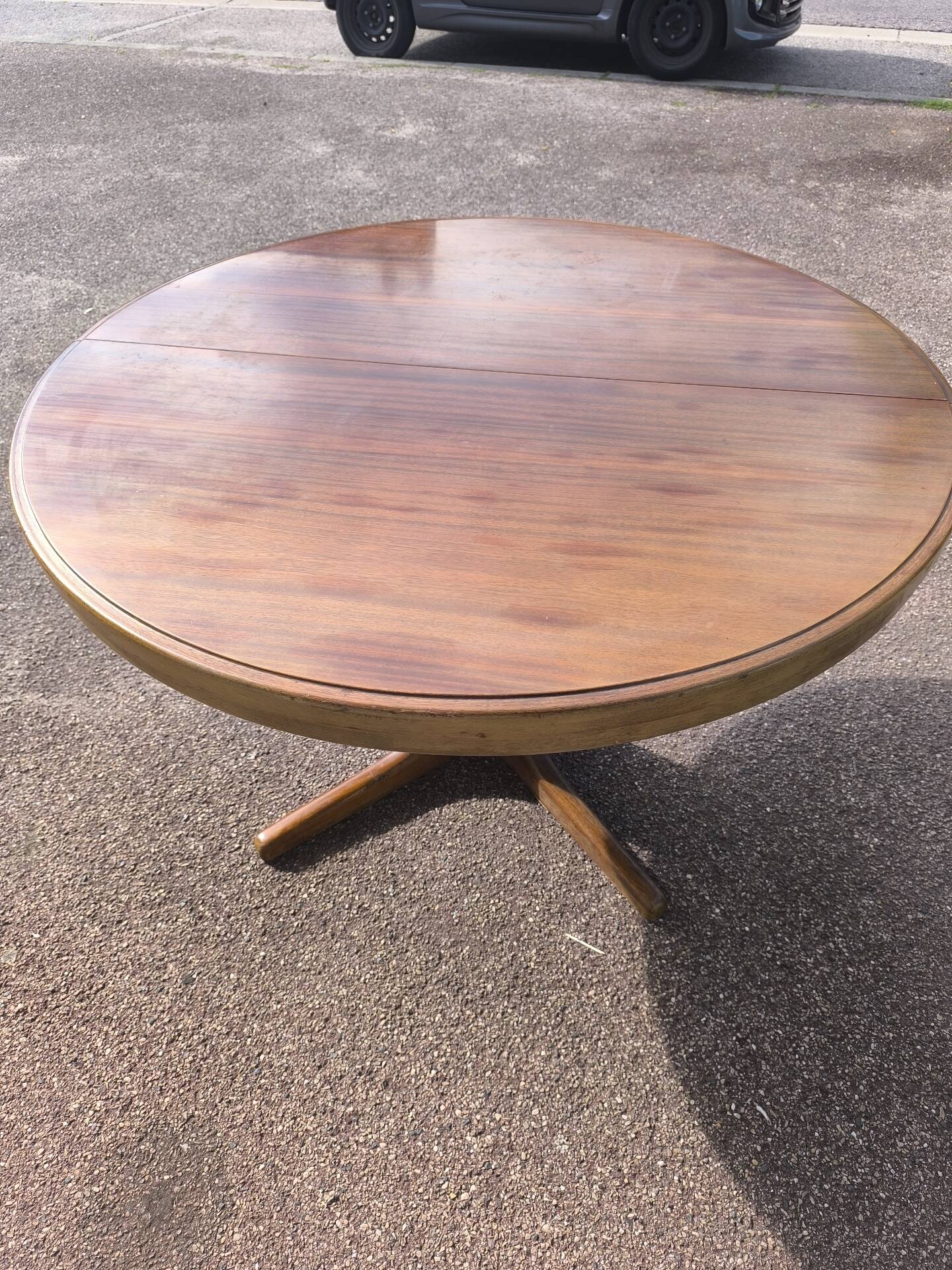 Extendable round table for 4 to 6 people, wood.