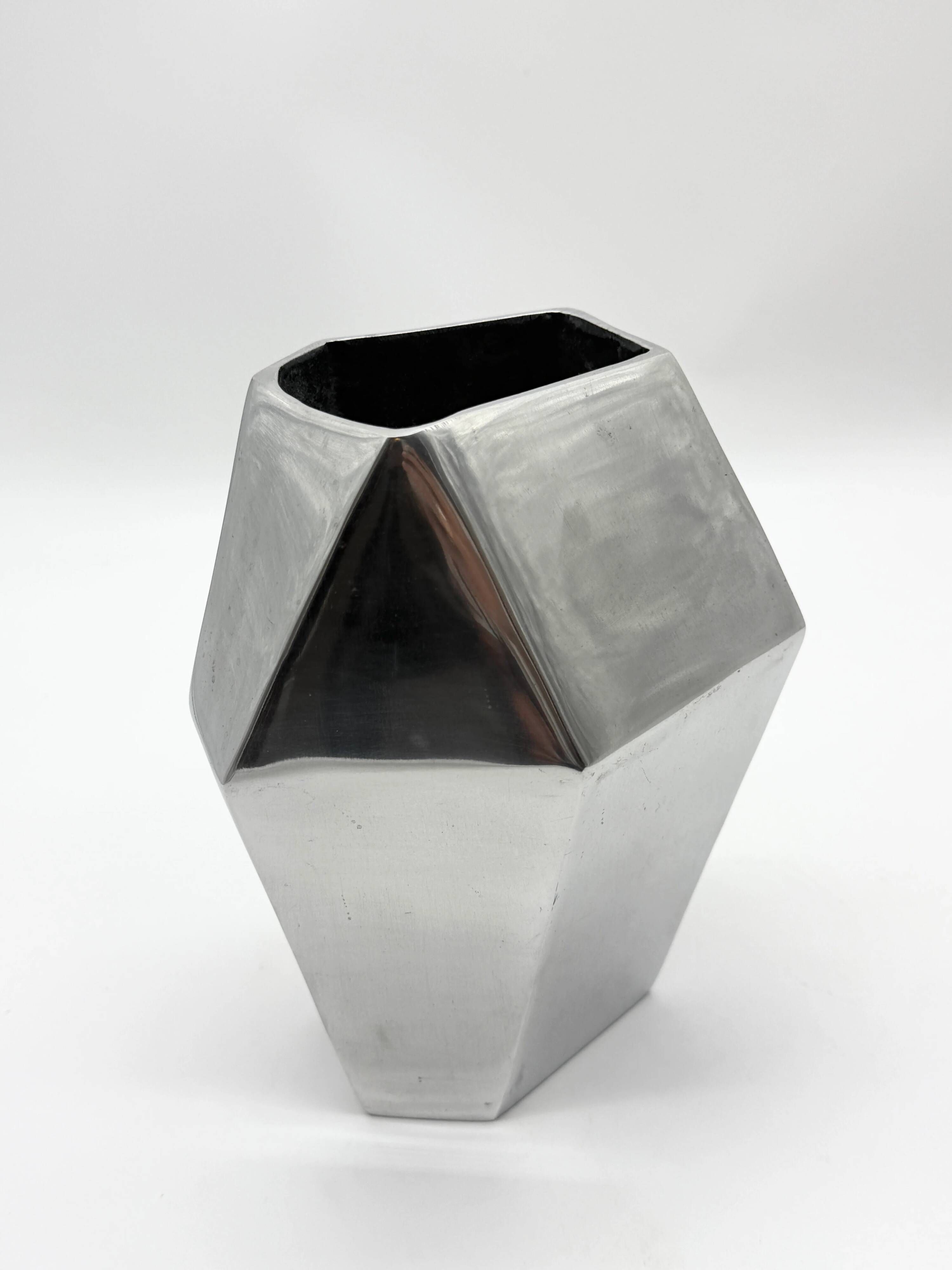Vase "Prisme" en fonte d’aluminium, années 1980