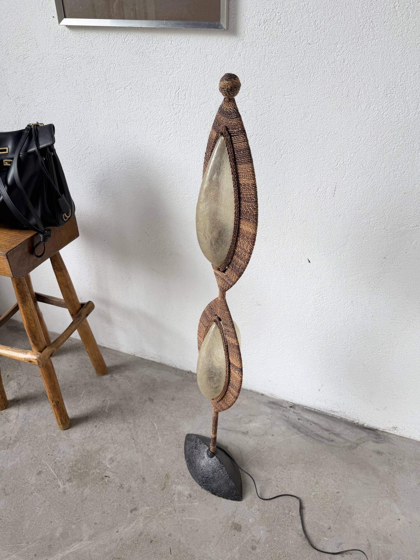 Lampadaire bronze et corde 1970
