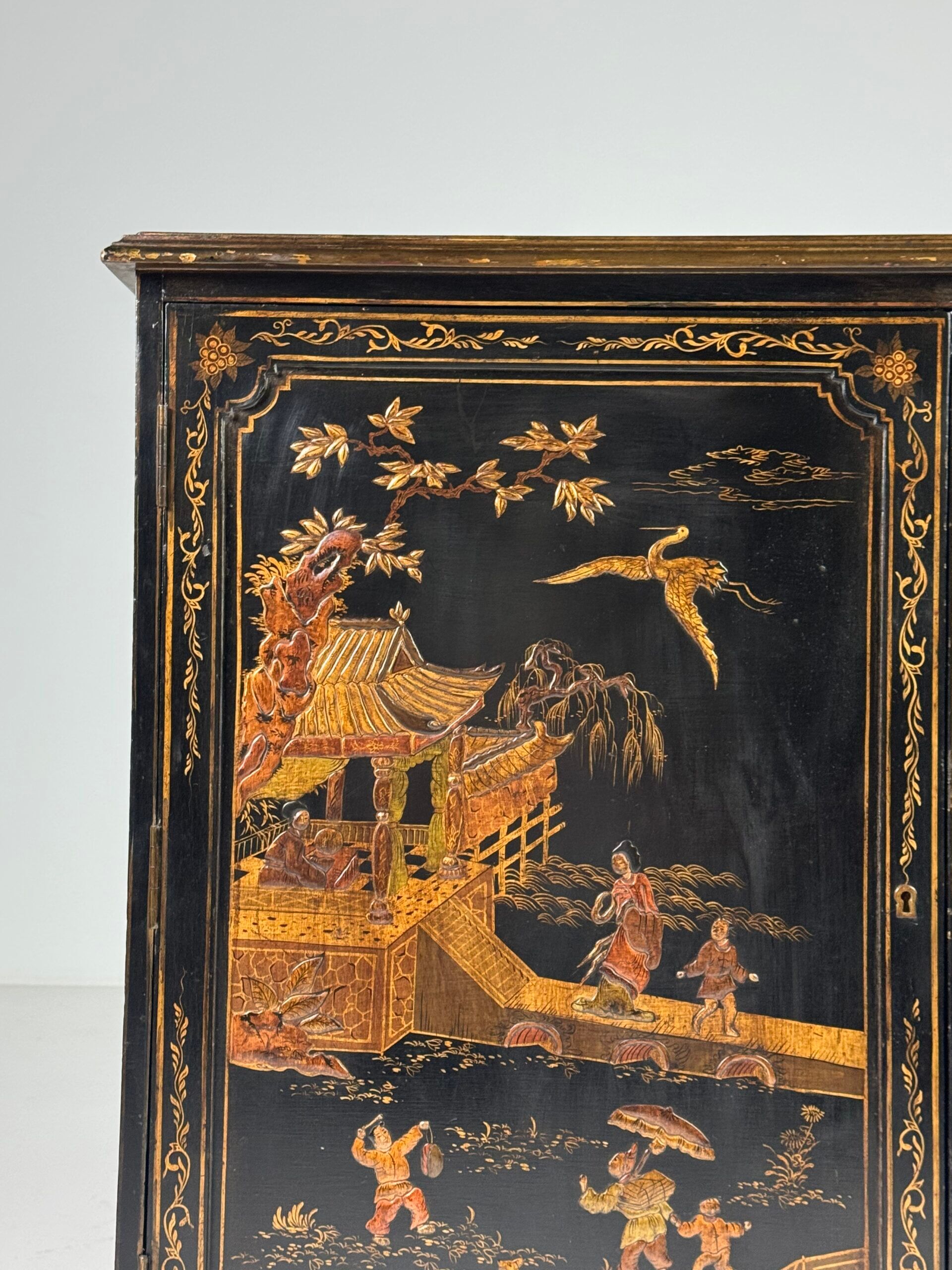 Cabinet laqué chinoiserie du 20e siècle anglais