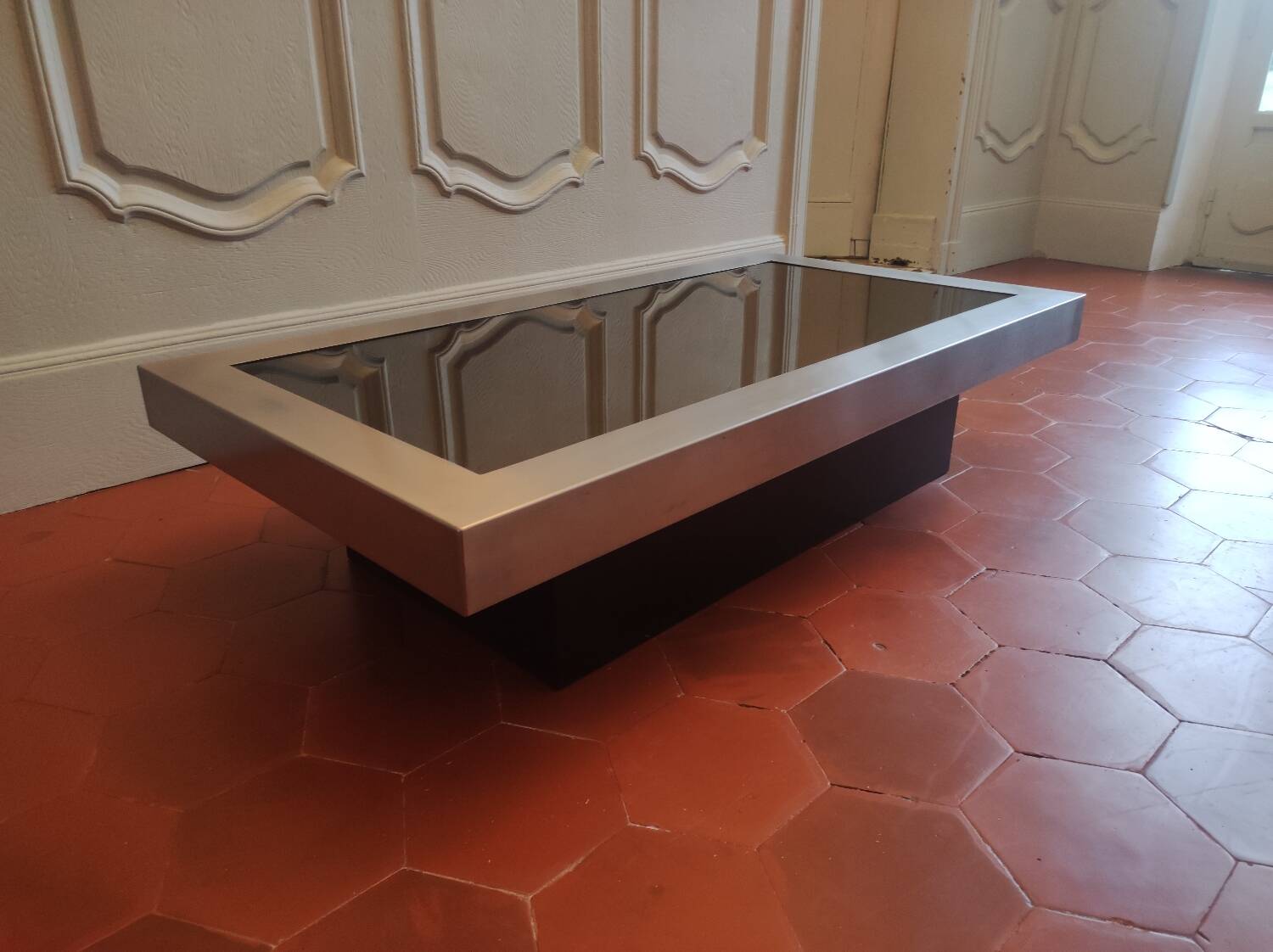 Table basse en aluminium et verre fumé, 1970
