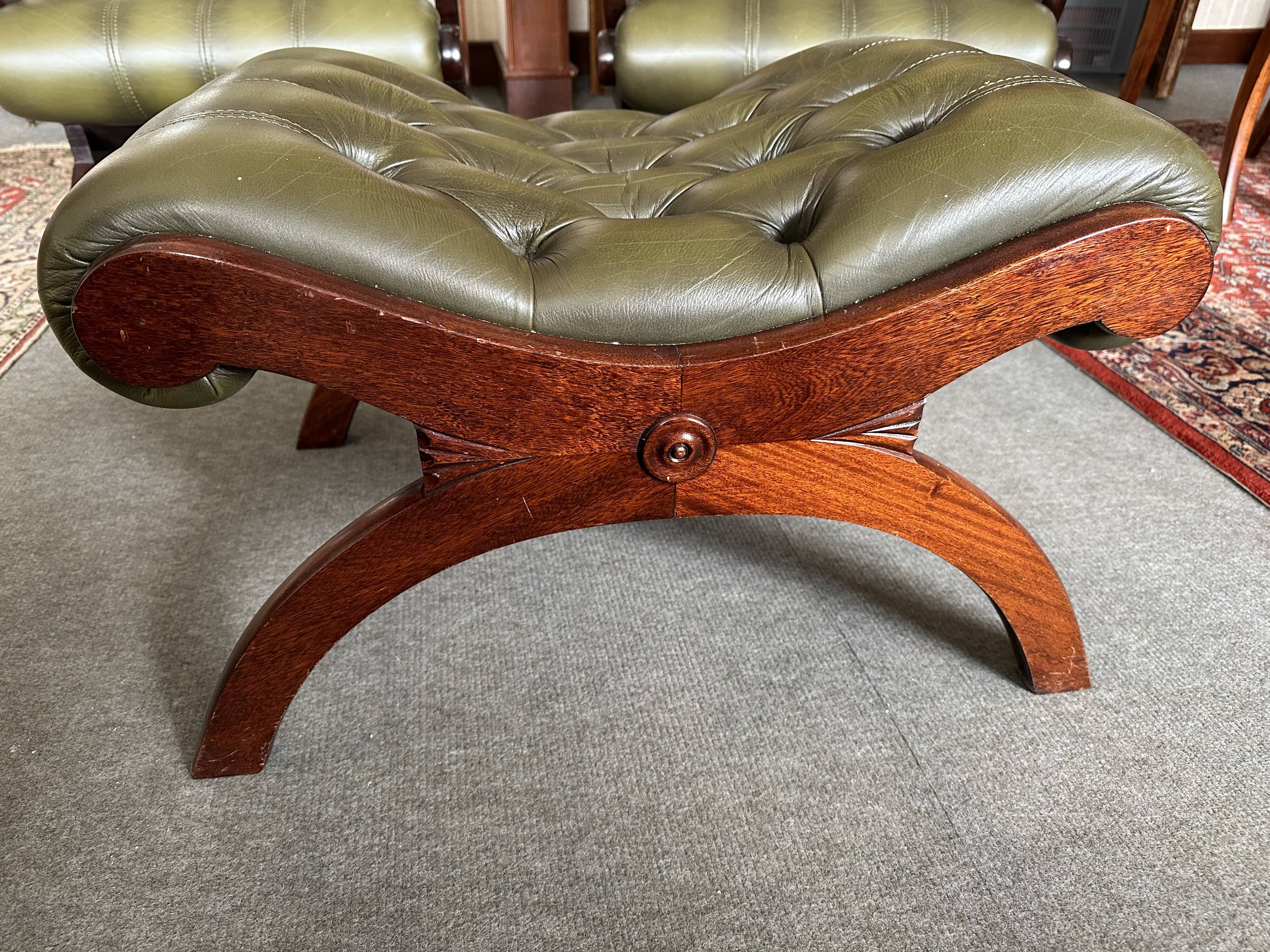 Fauteuil et repose pied - style chesterfield