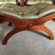 Fauteuil et repose pied - style chesterfield