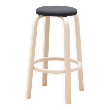 Tabouret Alvar Aalto 64 noir et hêtre pour Artek