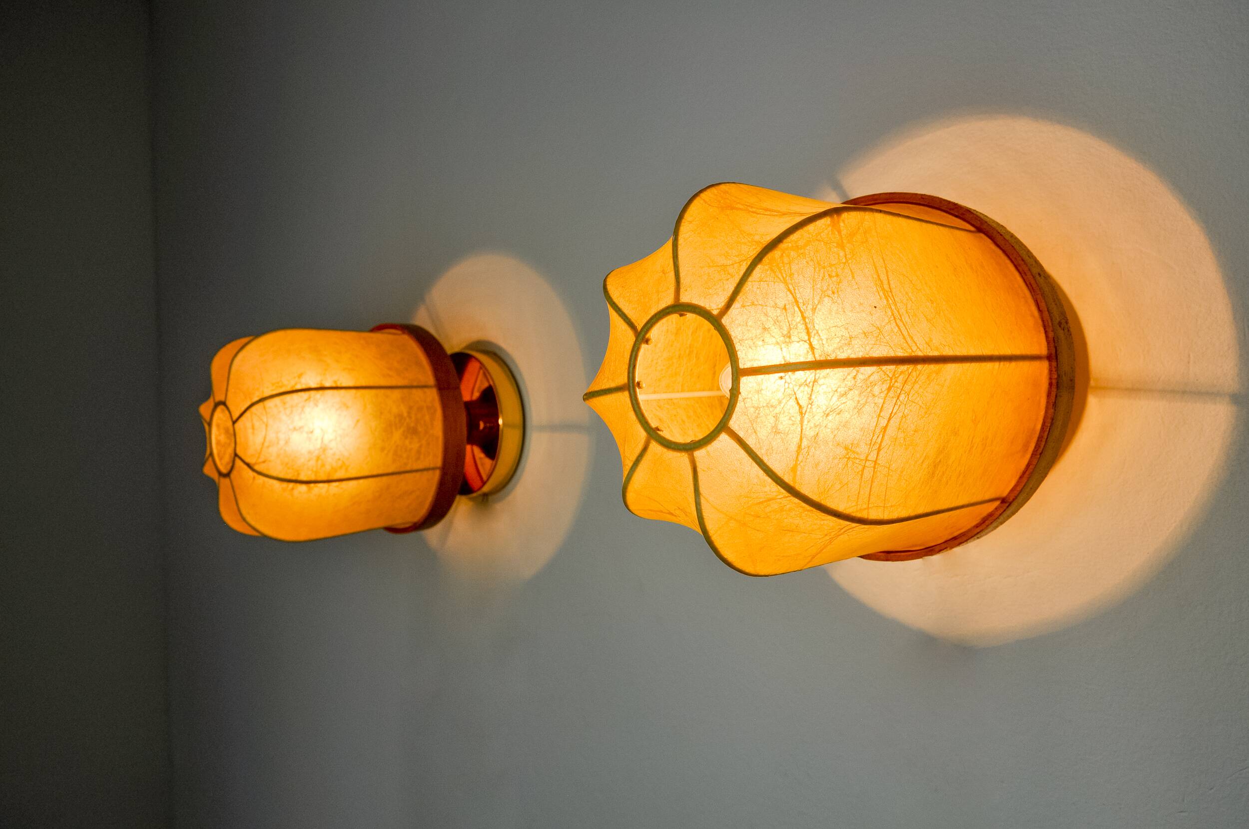 Pair of "cocoon" wall lights, resin and pine, Italy, 1970