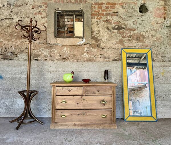 Commode ancienne en bois massif – 4 tiroirs – poignées coquille laiton doré
