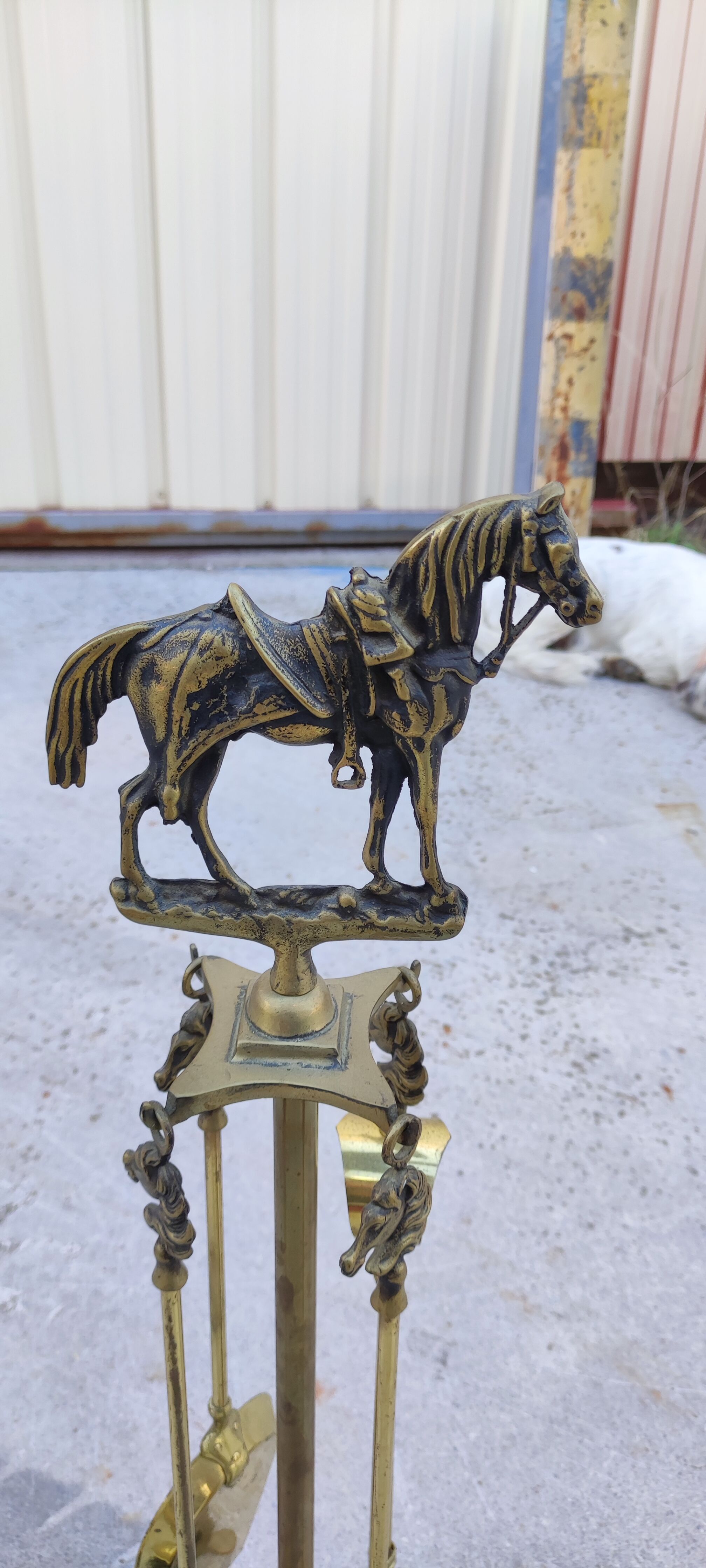 Serviteur de cheminé en bronze doré décor équestre, cheval