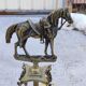 Serviteur de cheminé en bronze doré décor équestre, cheval