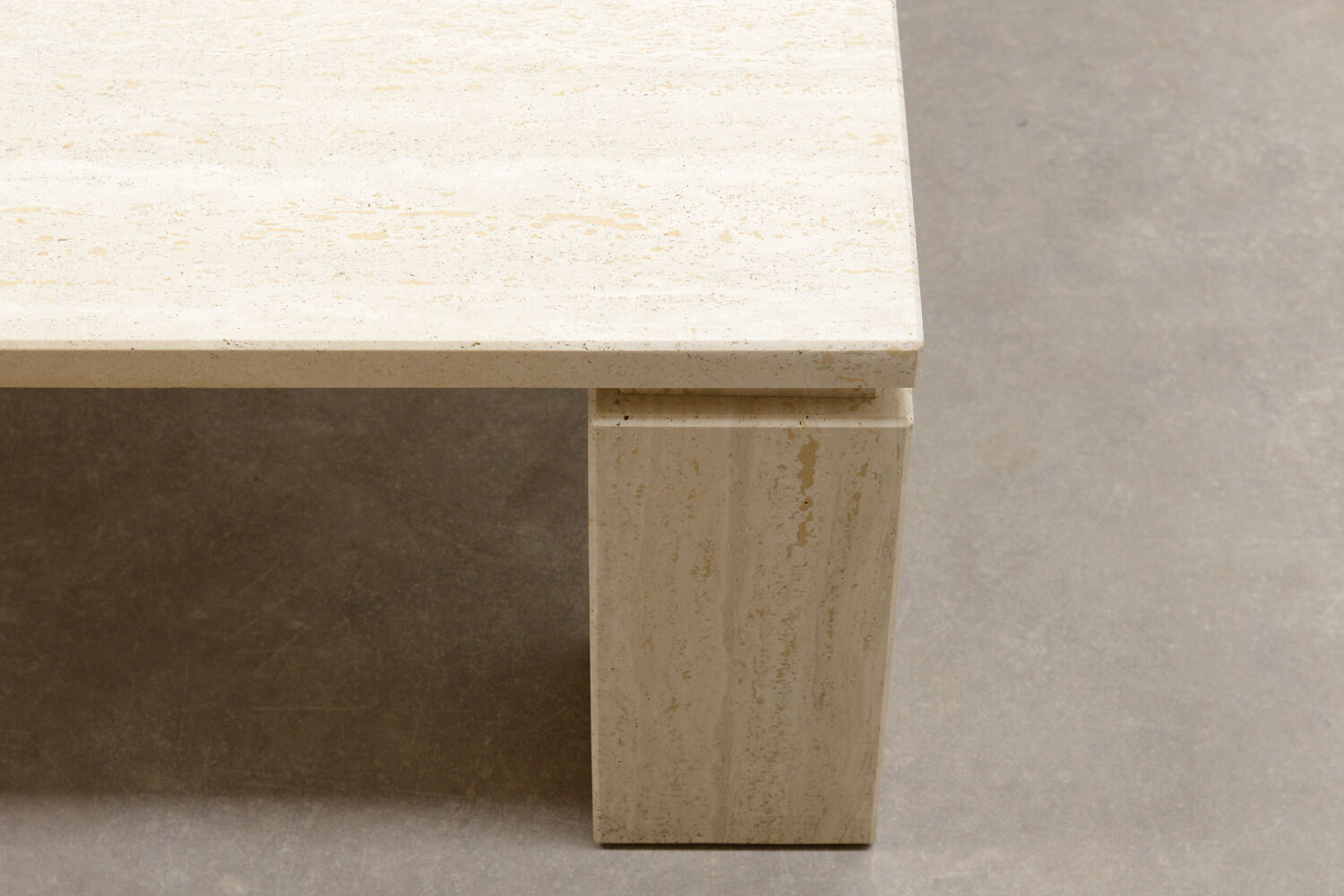 Table basse italienne en travertin des années 70.
