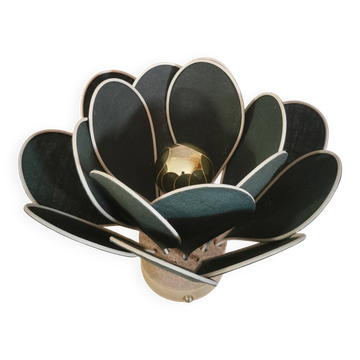 Lampe à poser fleur composée de pétales en rotin et lin vert sapin