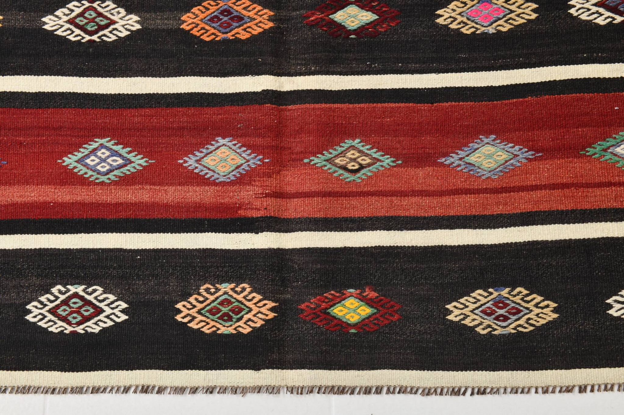 Tapis kilim persan rouge et noir fait main 5x7, 168x228 cm