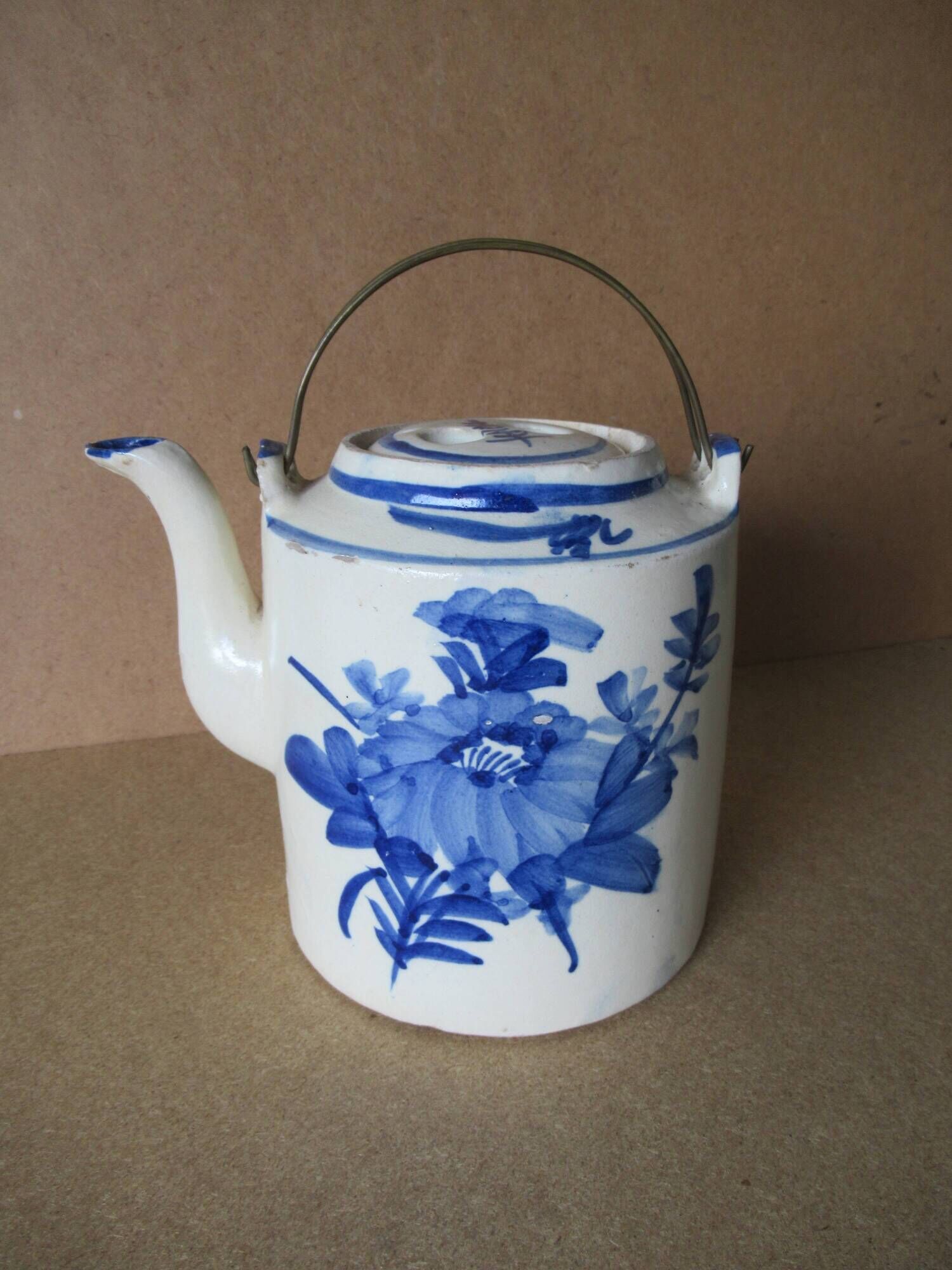 Antique CHINESE Porcelain TEAPOT in blue & white, late 19th century.