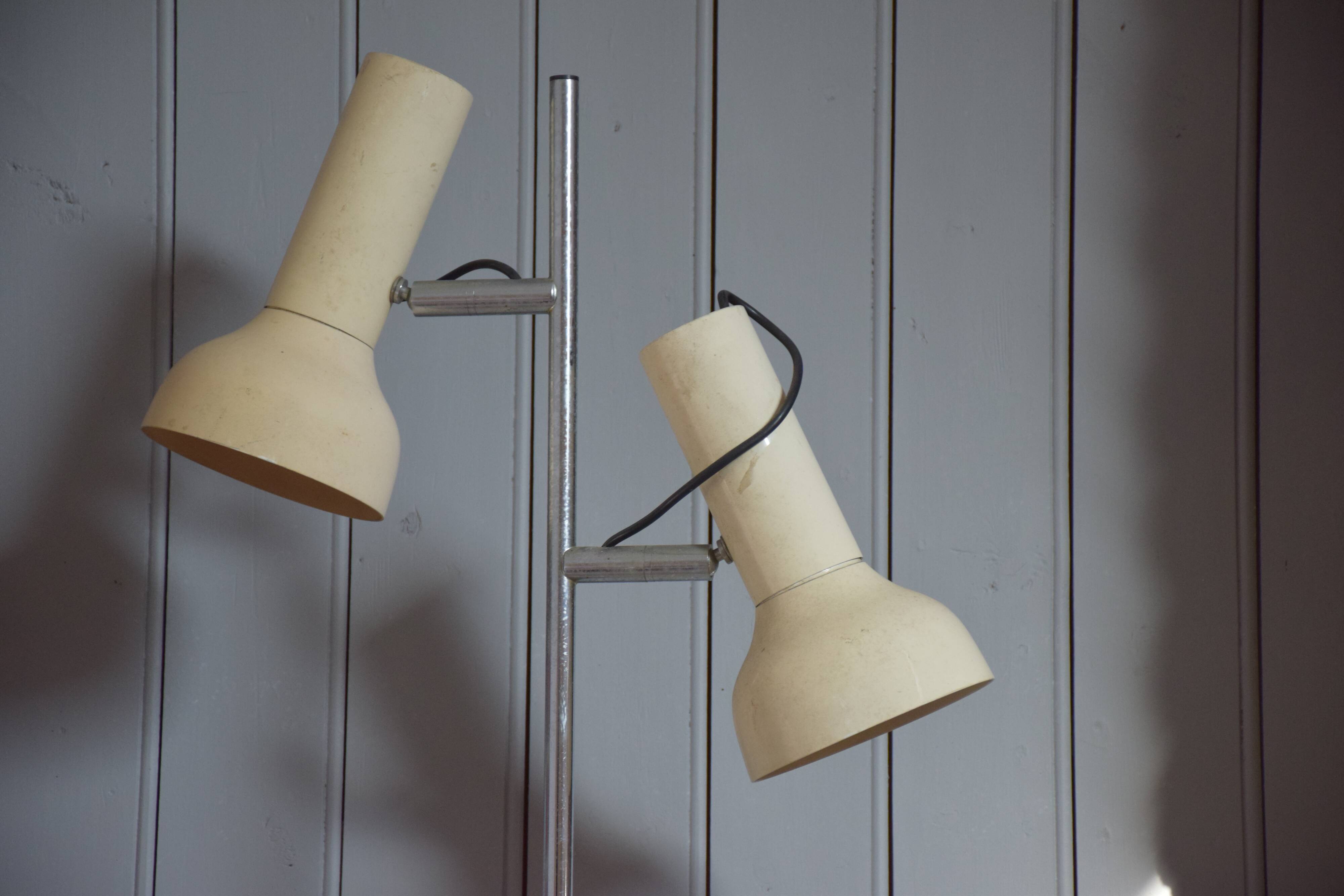 Light 2 lights on foot