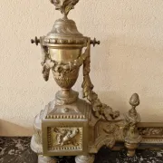 Devant de foyer, barre de cheminée, garde feu en bronze doré Louis XVI