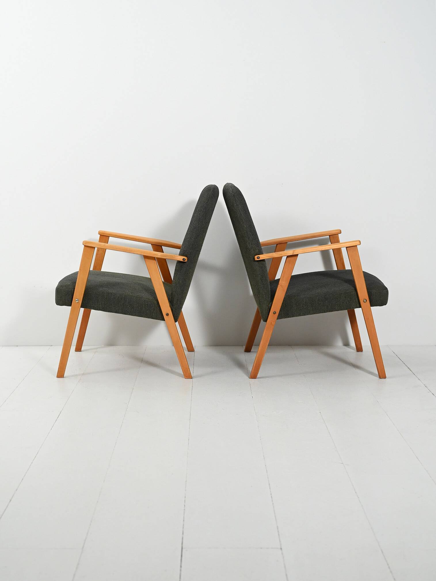 Paire de fauteuils en hêtre avec un revêtement en tissu gris