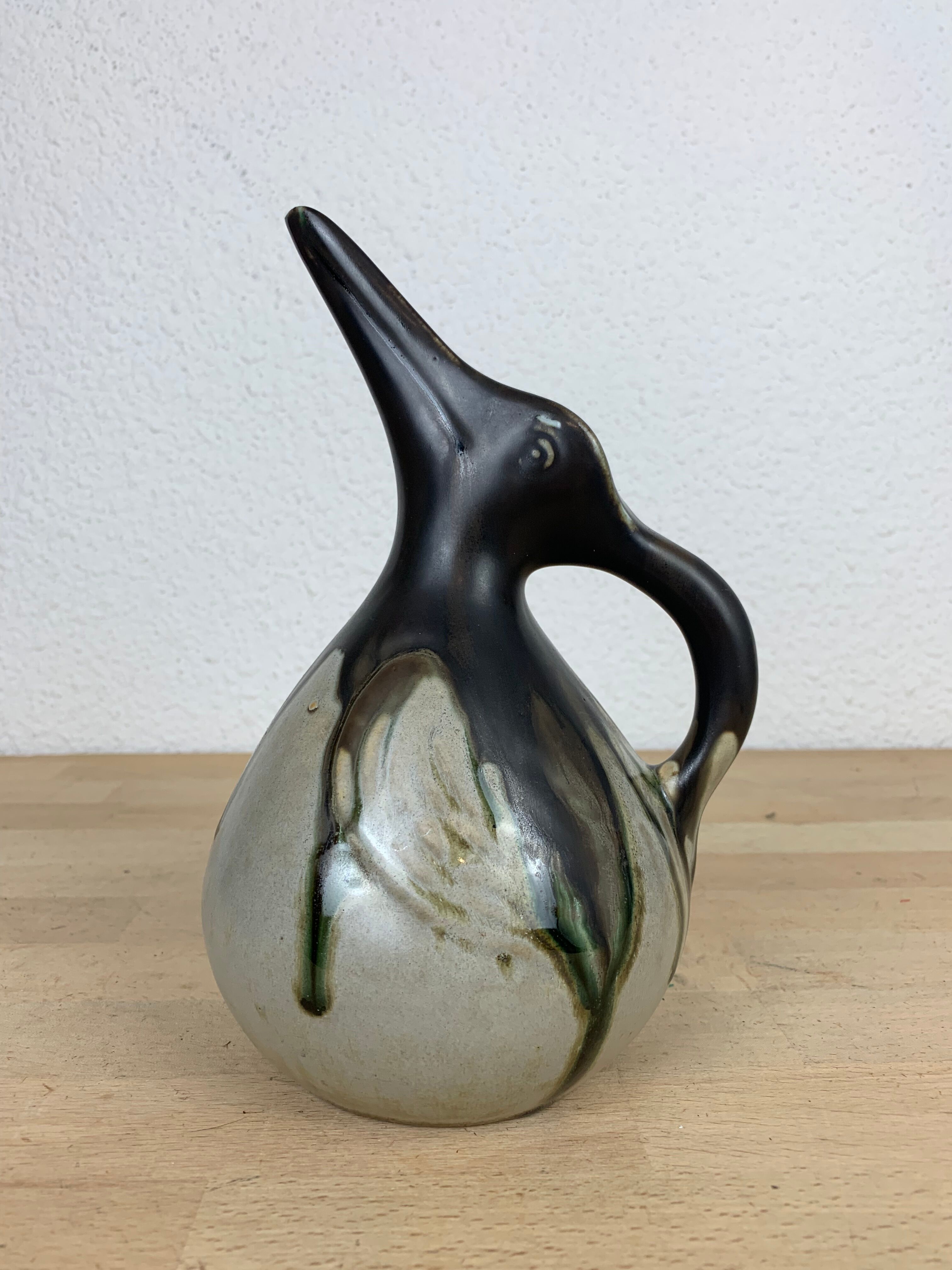Pichet zoomorphe oiseau pélican par Gilbert Metenier, grès flammé