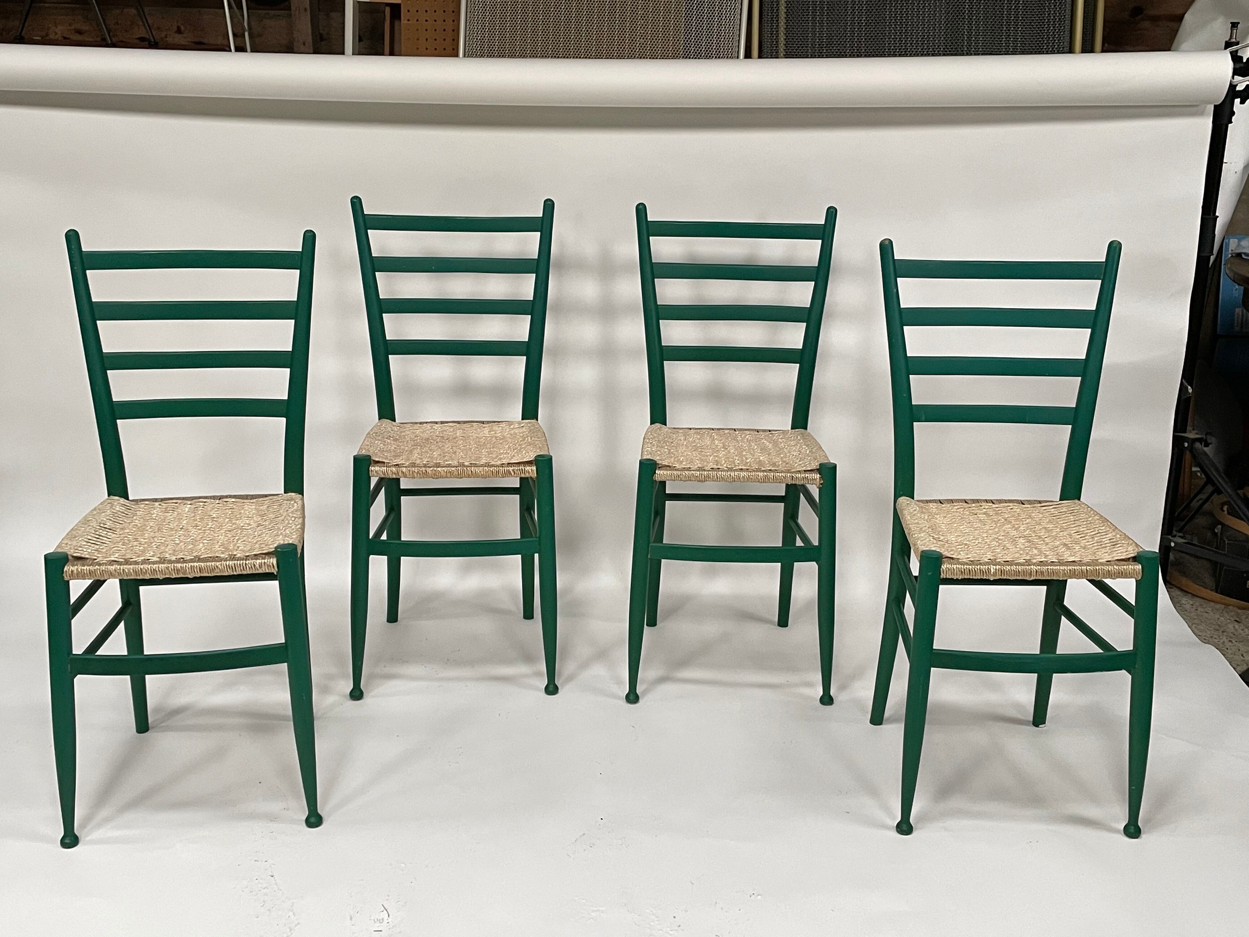 Lot de 4 chaises en bois dans le modèle italien de Chiavari