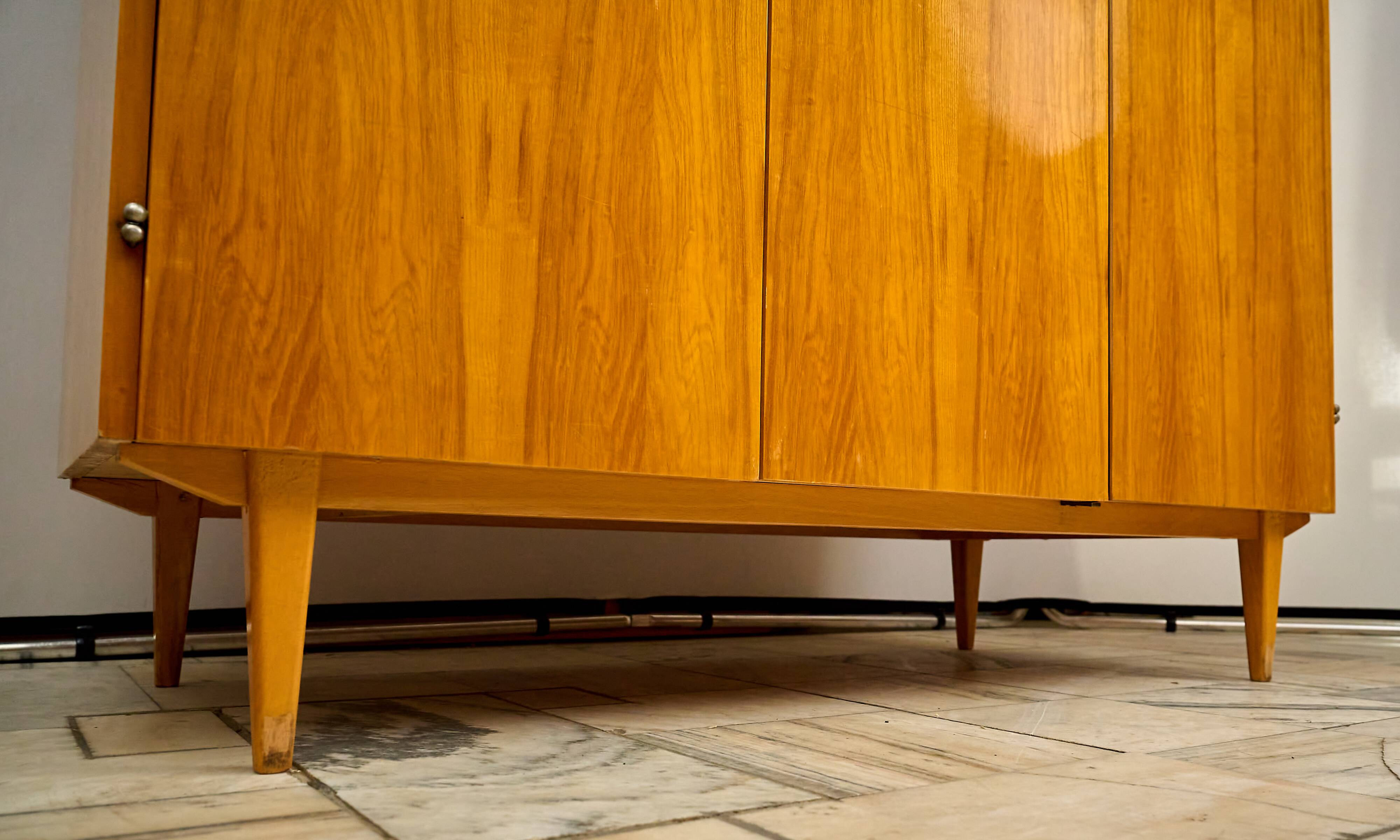 Armoire tchécoslovaque vintage à 3 portes