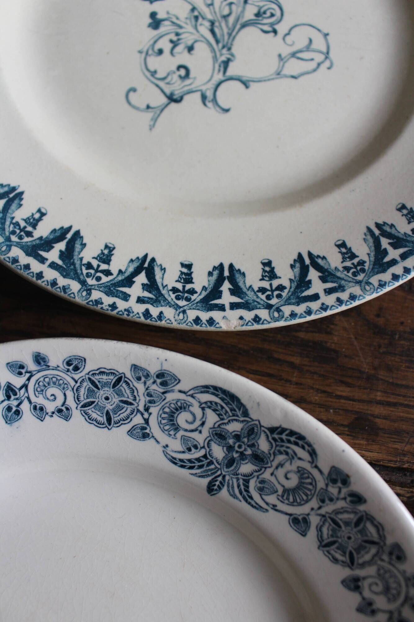 6 mismatched flat plates Terre de fer bleu Alésia Marcel Longchamp